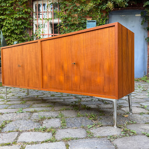 Sideboard Teak mit Flügeltüren & neuen Chromfüßen