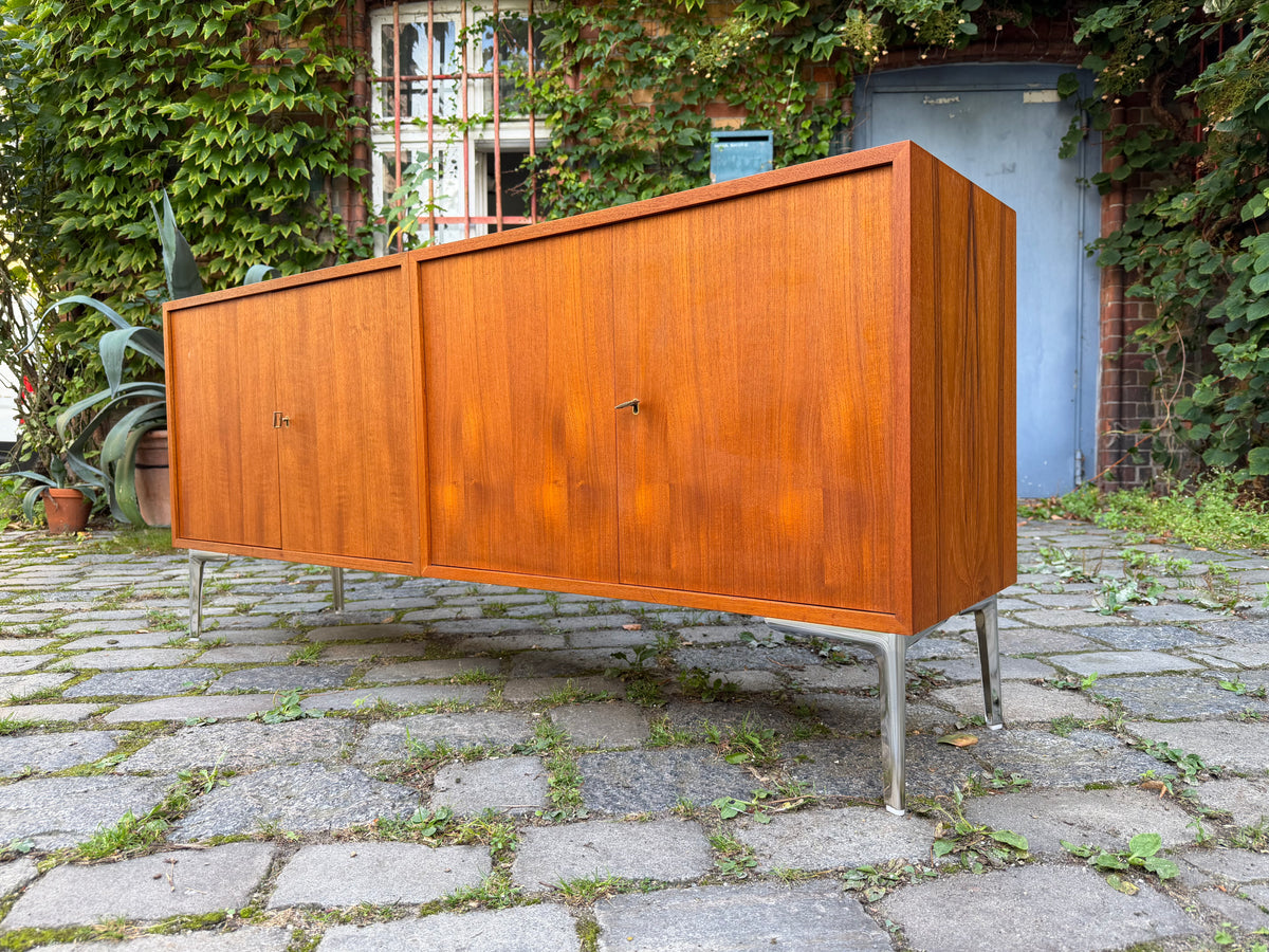 Sideboard Teak mit Flügeltüren & neuen Chromfüßen
