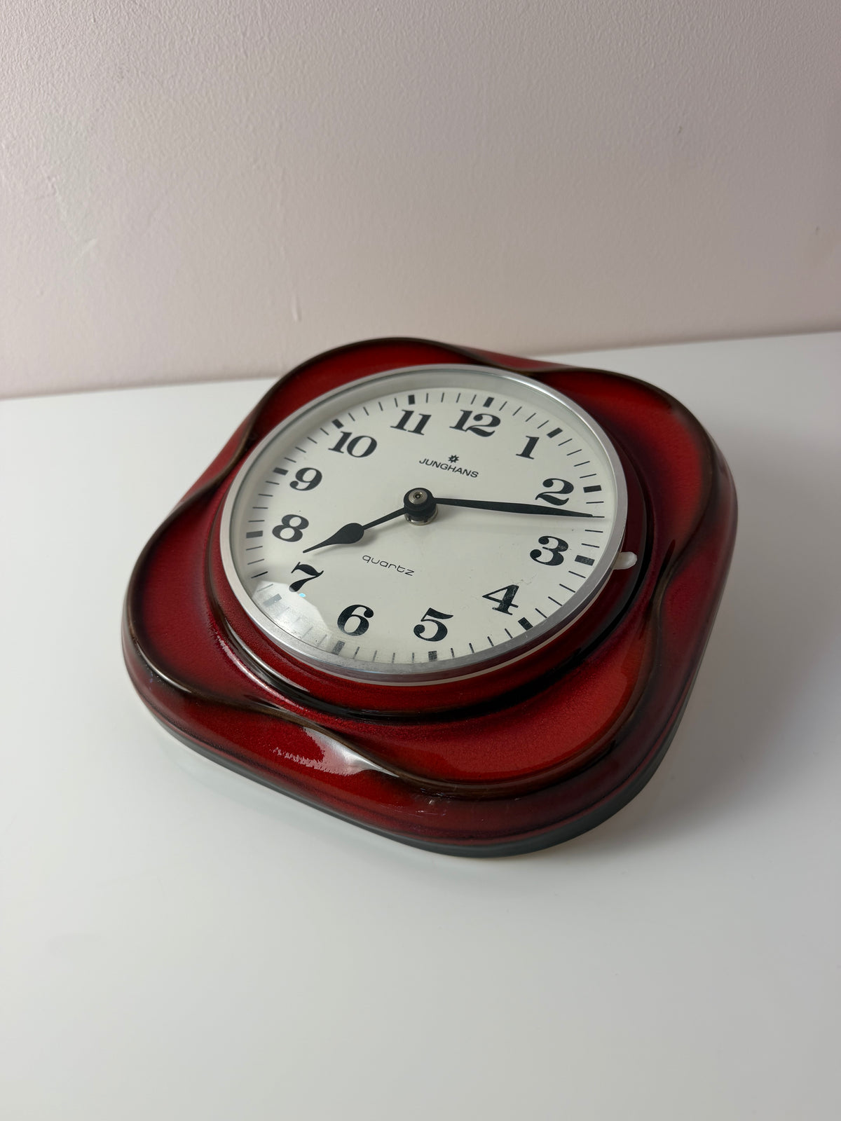 Wanduhr Modell 3688 rot von Junghans Quartz