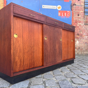 Schuhschrank Teak mit Messinggriffen aus Dänemark