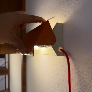 Wandlampe E.S. Horn orange mit beweglichen Visier
