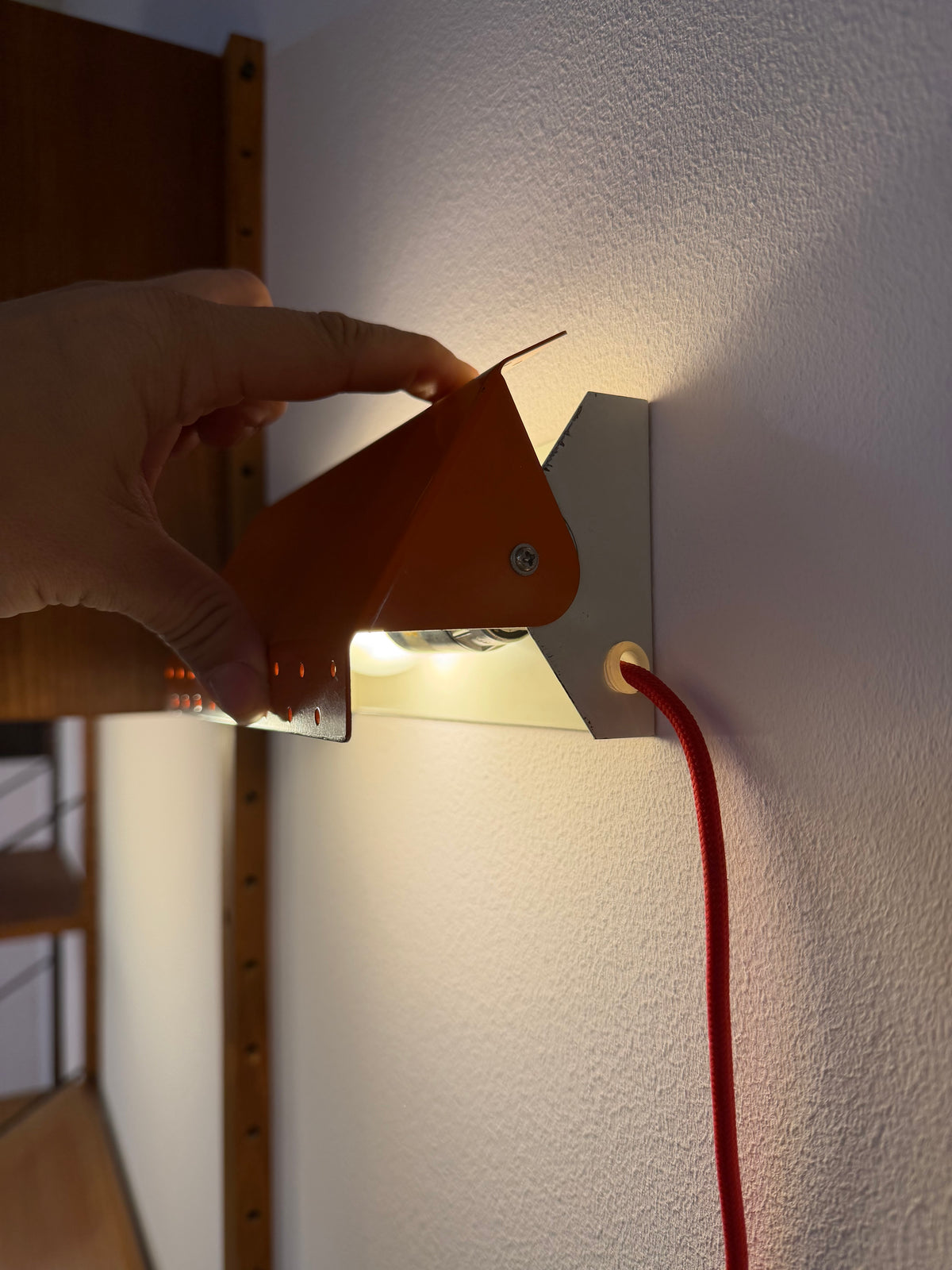Wandlampe E.S. Horn orange mit beweglichen Visier