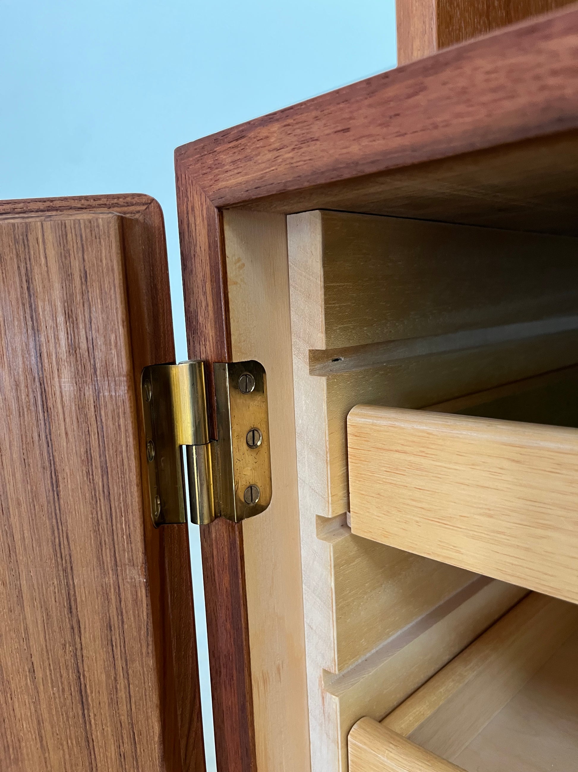 Vitrine Teak mit Schiebetüren von Hundevad
