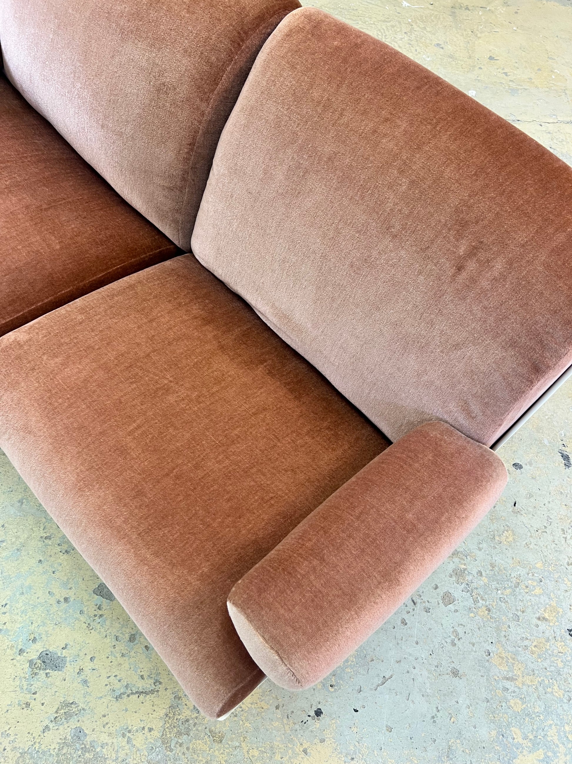 Modularer Schalensessel rosa Samt & Kunststoff