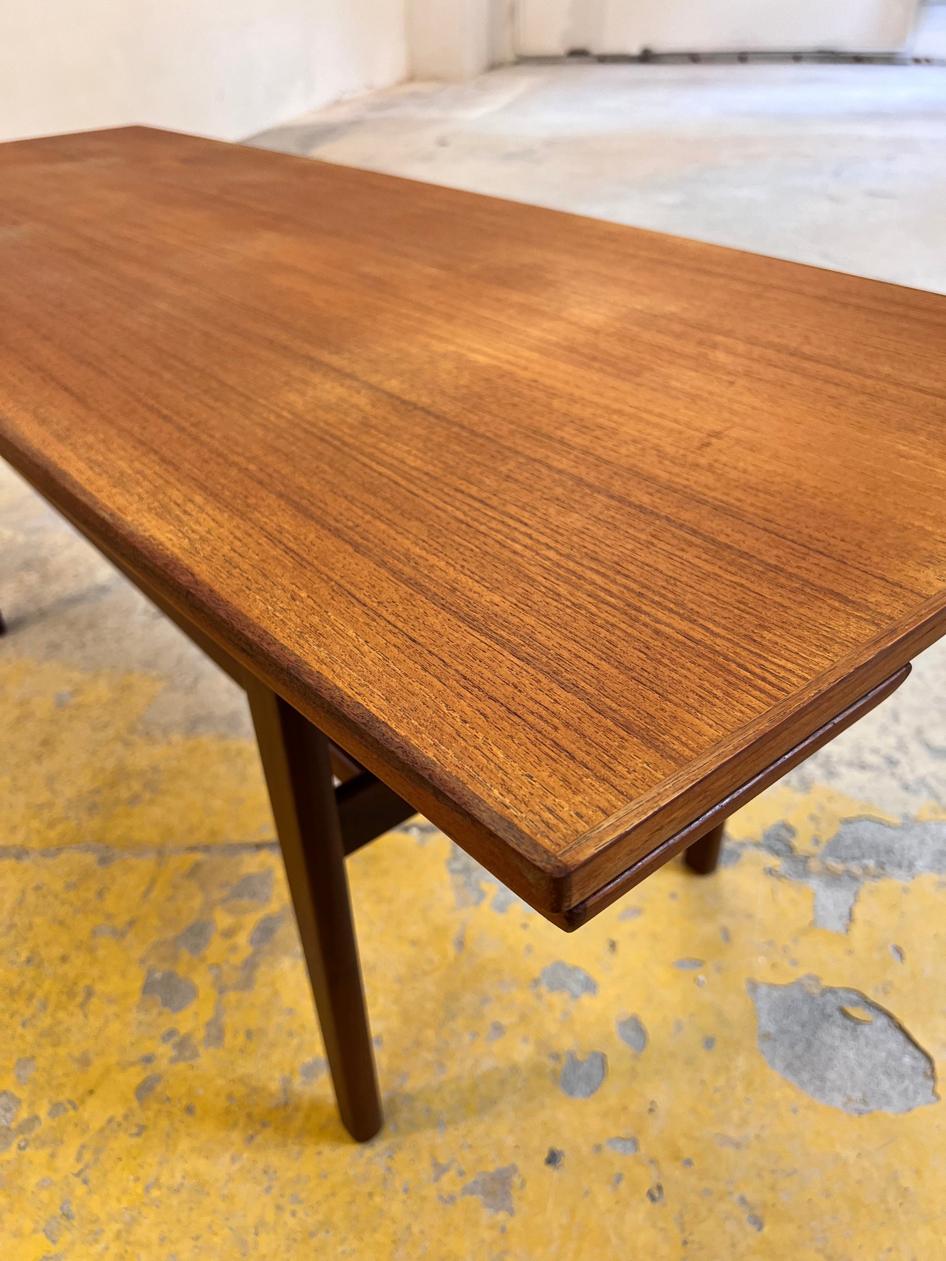 Ausziehbarer Couchtisch Teak mit Ablage