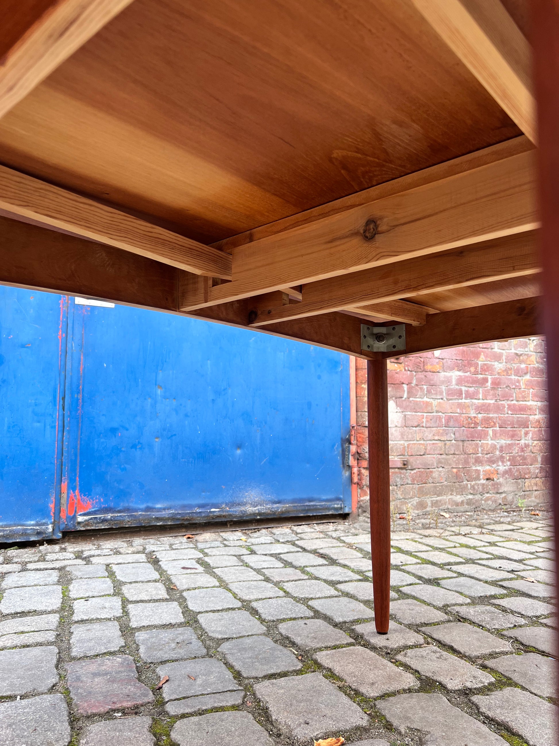 Esstisch Teak ausziehbar mit trapezförmigen Tischblättern