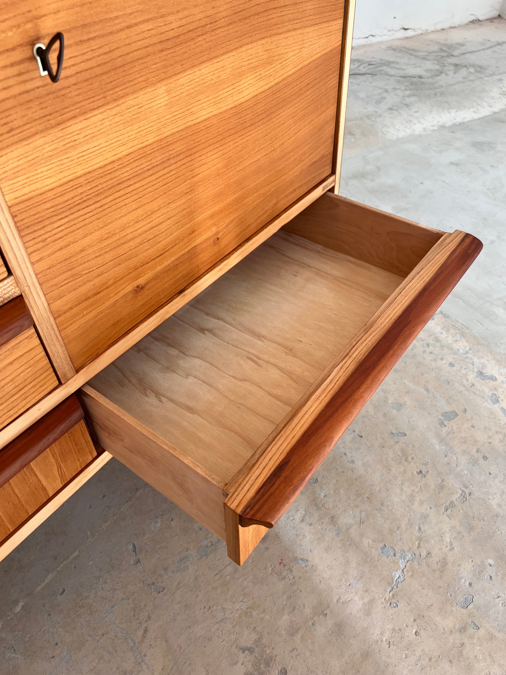 Sideboard Esche mit Schranktüren und Schubladen