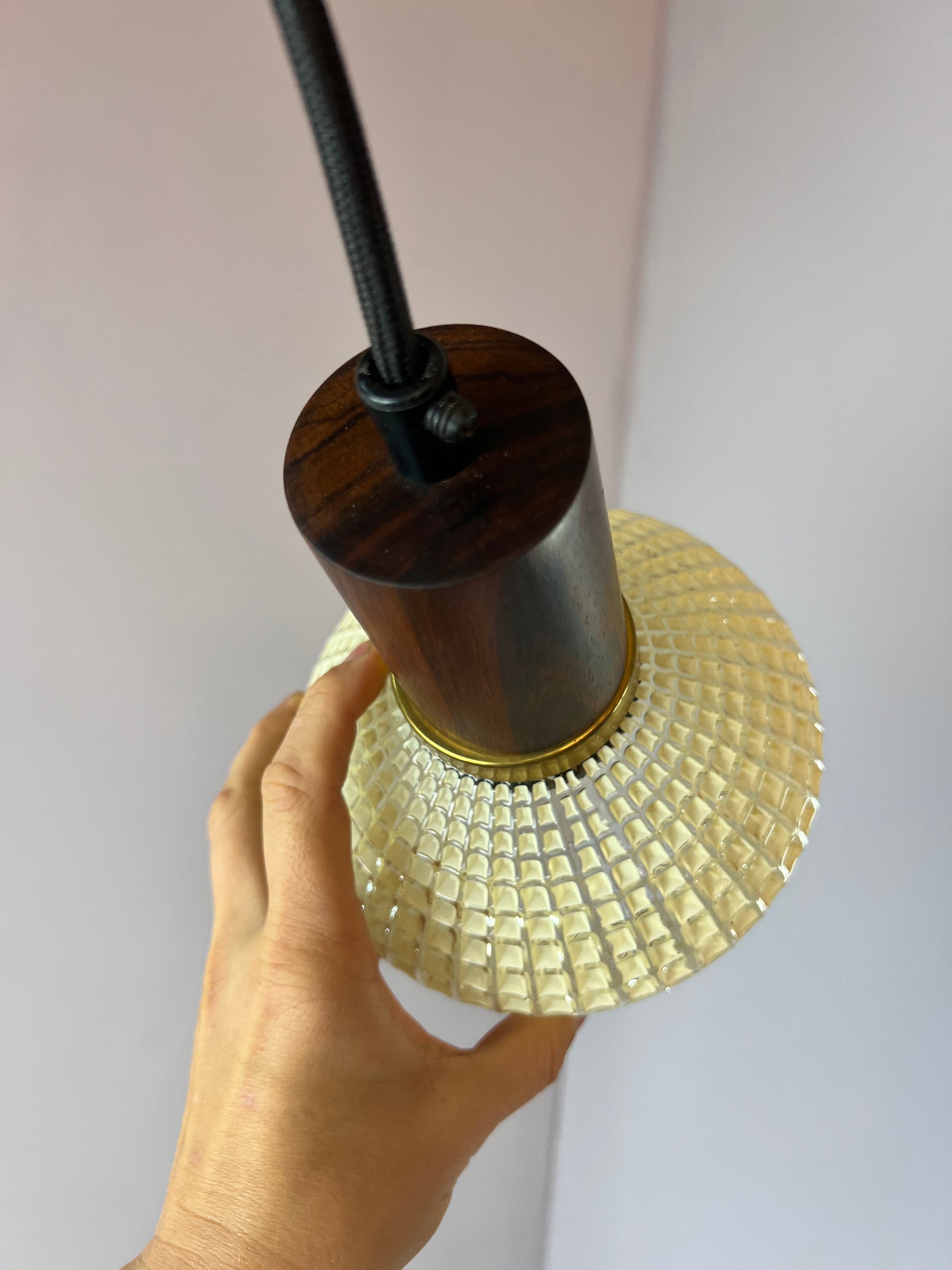 Hängelampe Strukturglas & Teak aus Dänemark