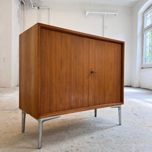 Schrank Nussbaum mit Schloss & neuen Chromfüßen