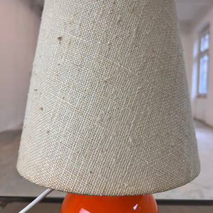 Tischlampe orange mit leuchtendem Glasfuß