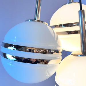 Mittlere Kugellampe weiß silber Glas