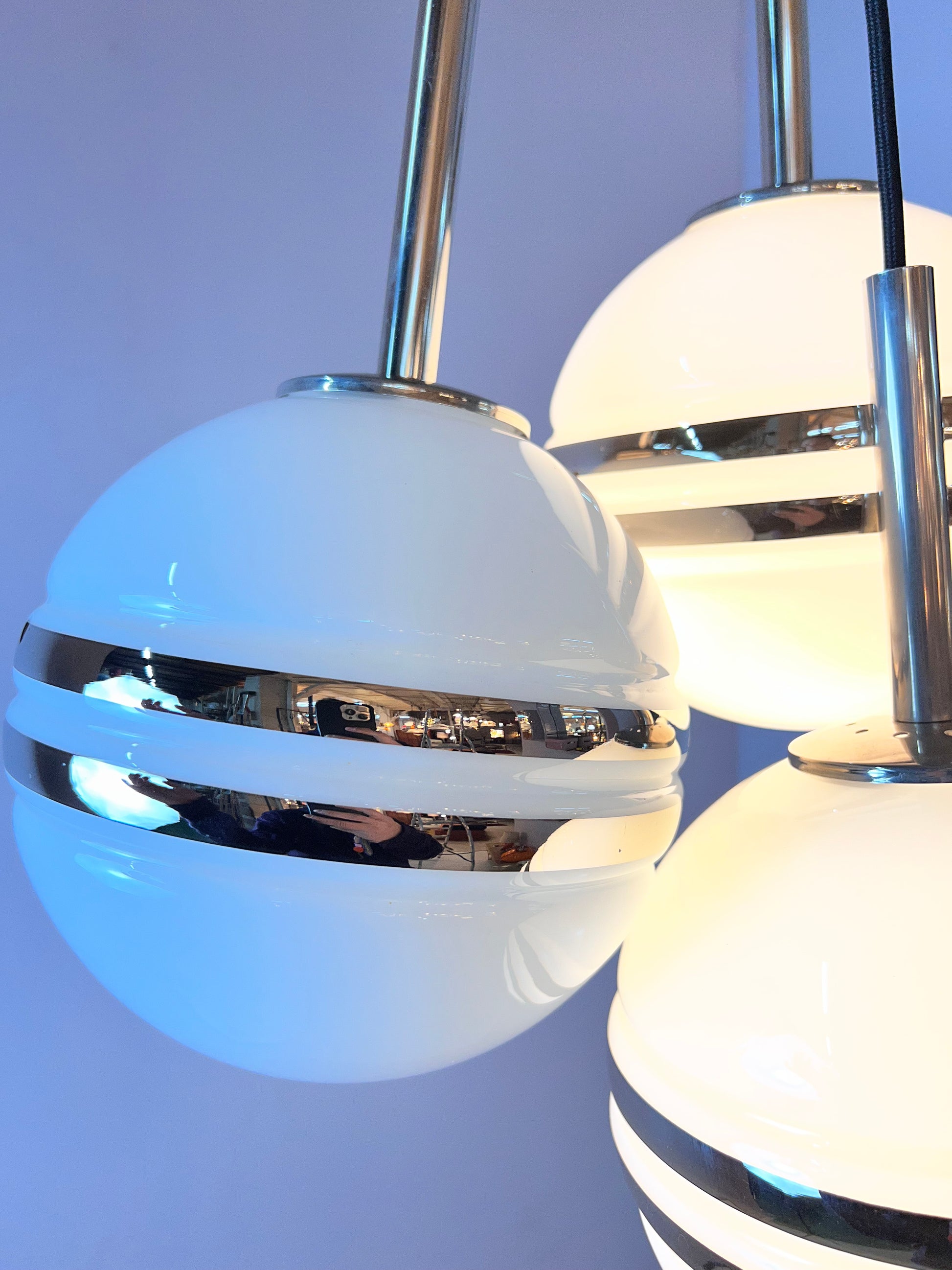 Mittlere Kugellampe weiß silber Glas