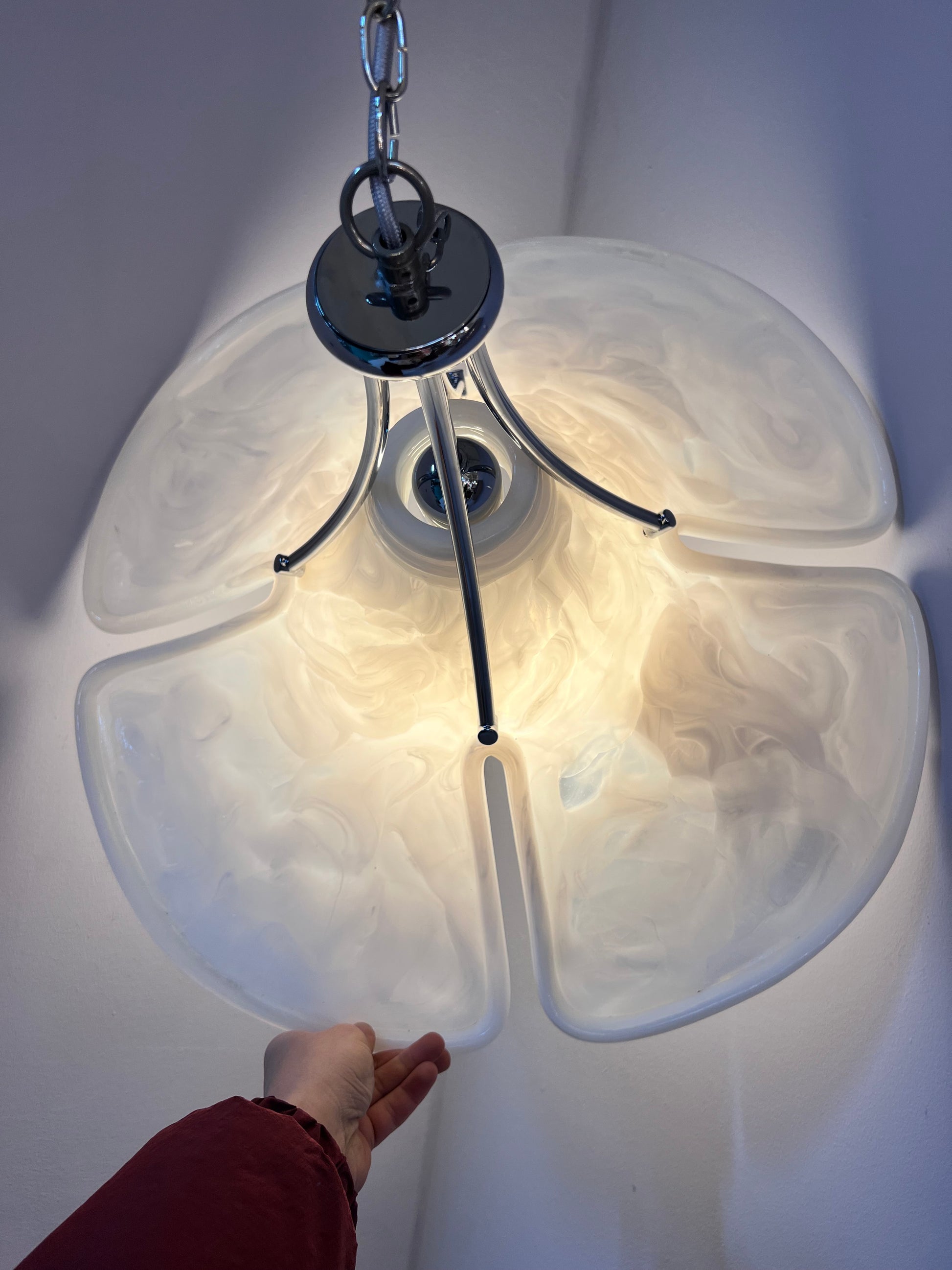 Hängelampe Blume weiß Chrom Kunststoff handgearbeitet von COSACK