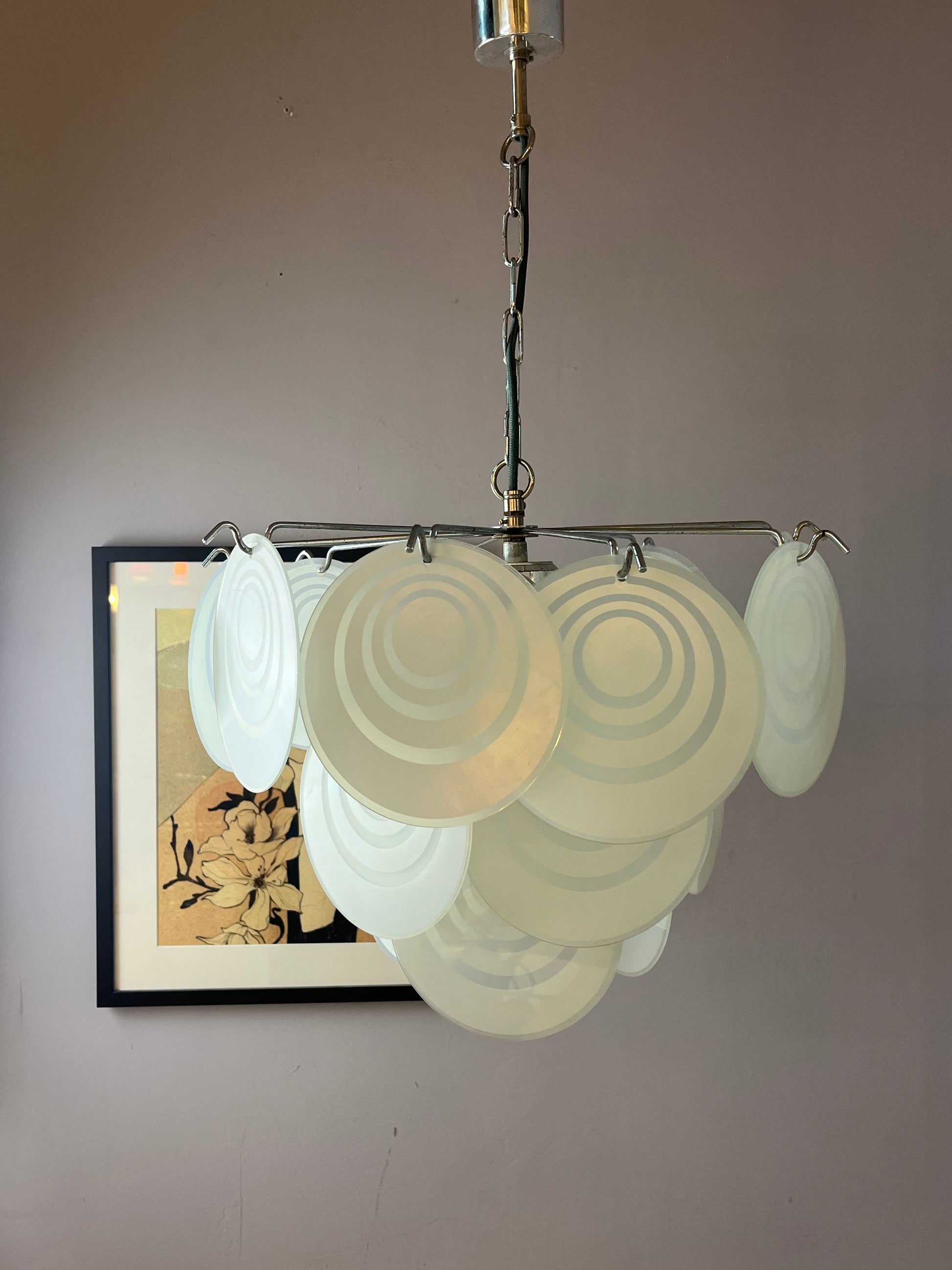 Kronleuchter weiß silber mit Glasscheiben