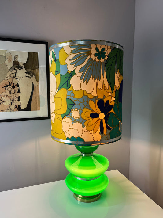 Tischlampe grün mit leuchtendem Glasfuß und floralem Schirm von Doria