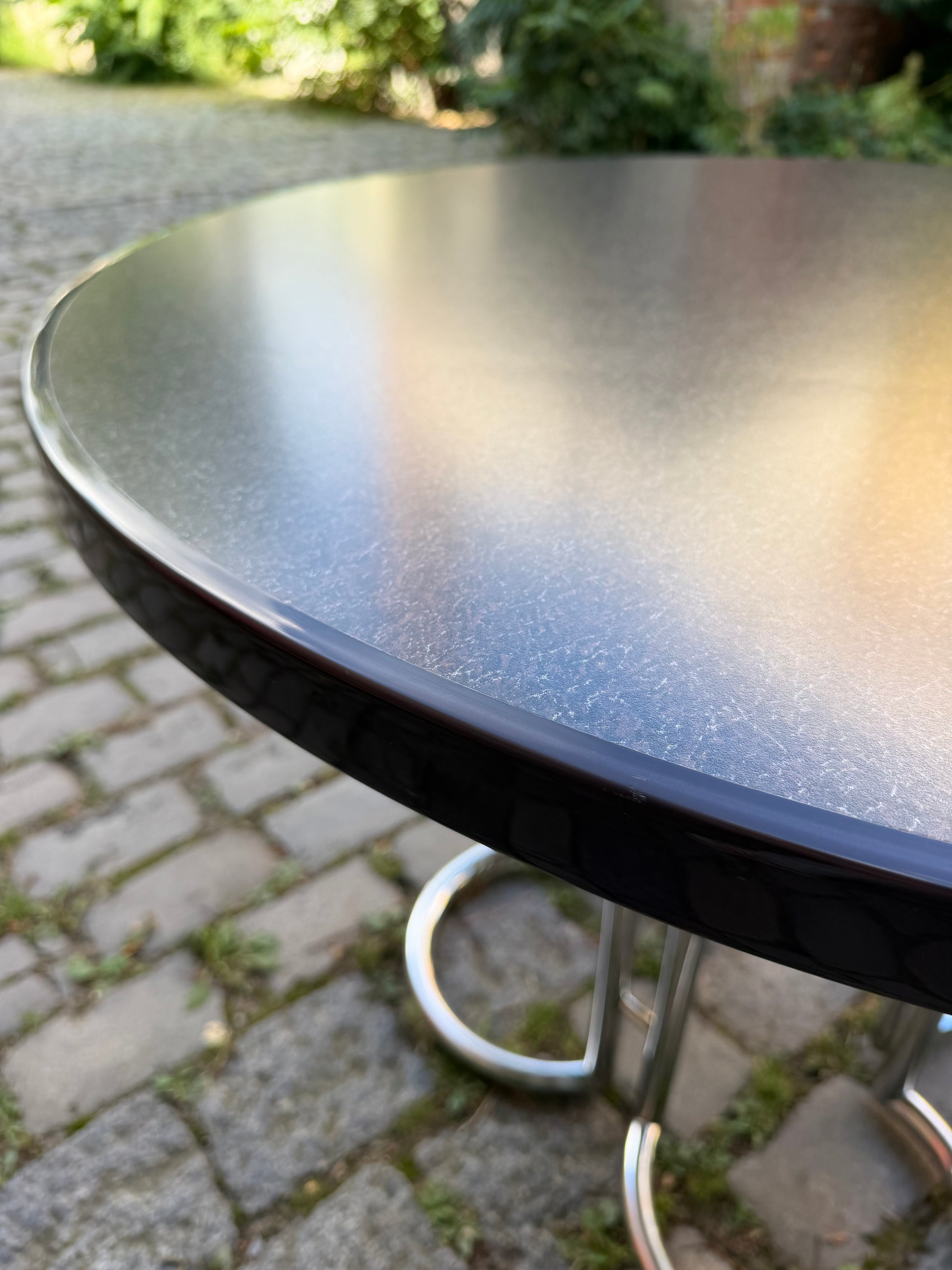 Runder Esstisch Aubergine Chrom