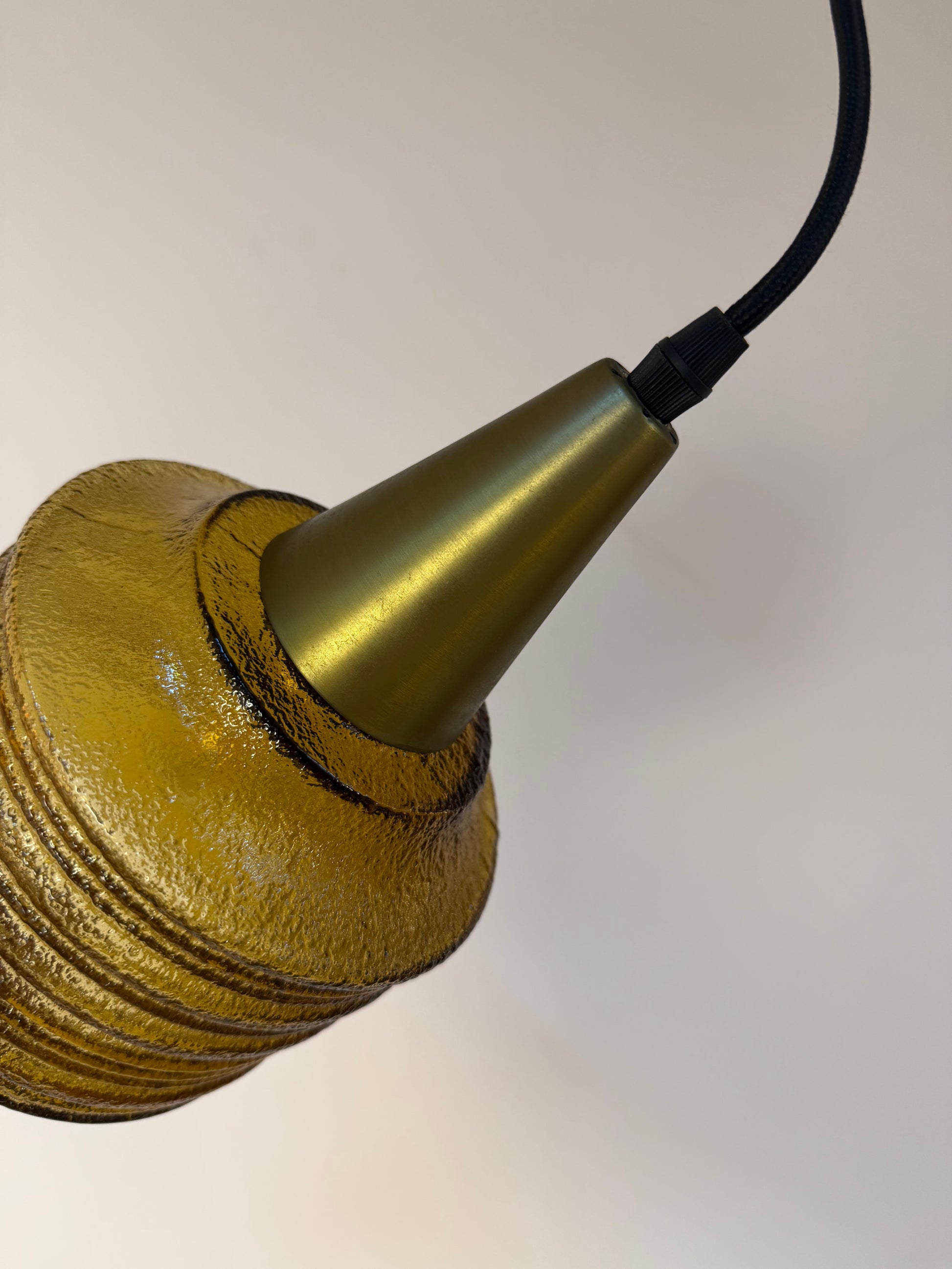 Hängelampe goldbraun Strukturglas Messing aus Dänemark