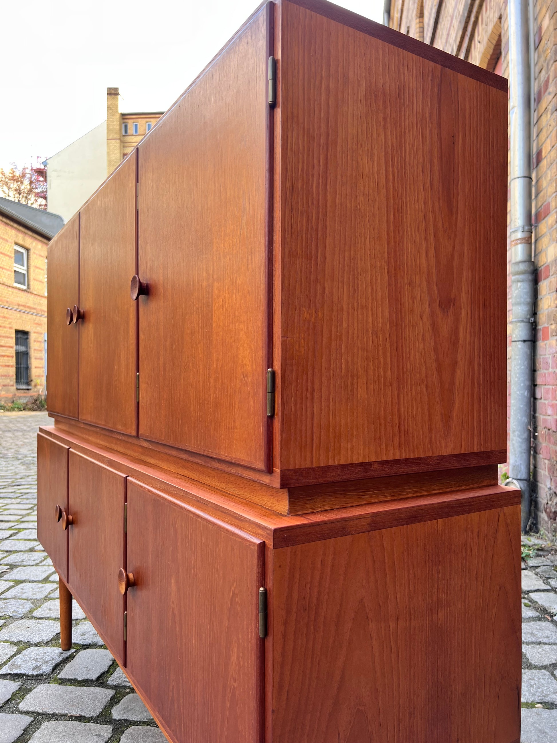 Highboard Teak mit runden Griffen