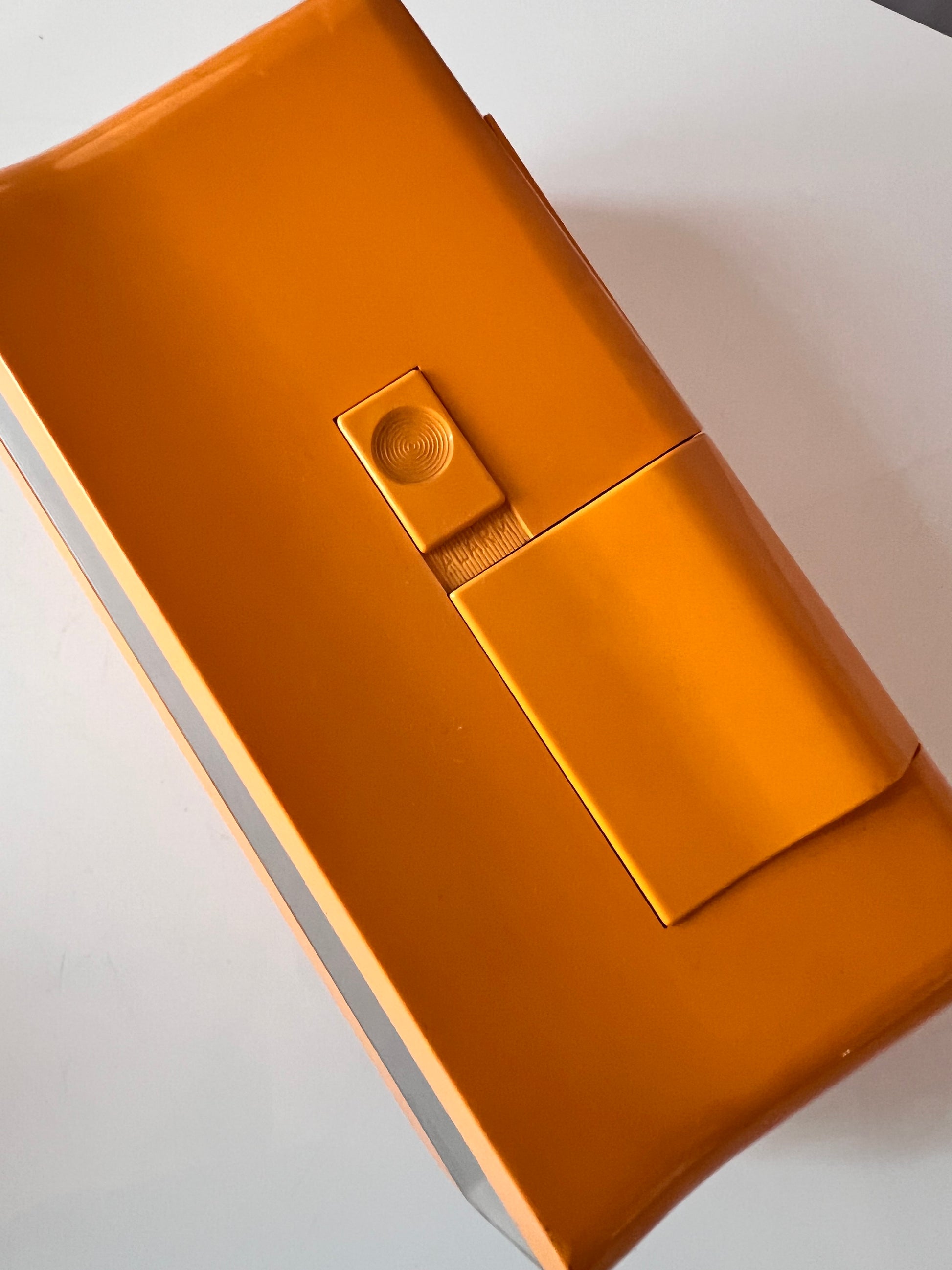 Wecker Comfortchron orange mit Klappzahlen von KRUPS
