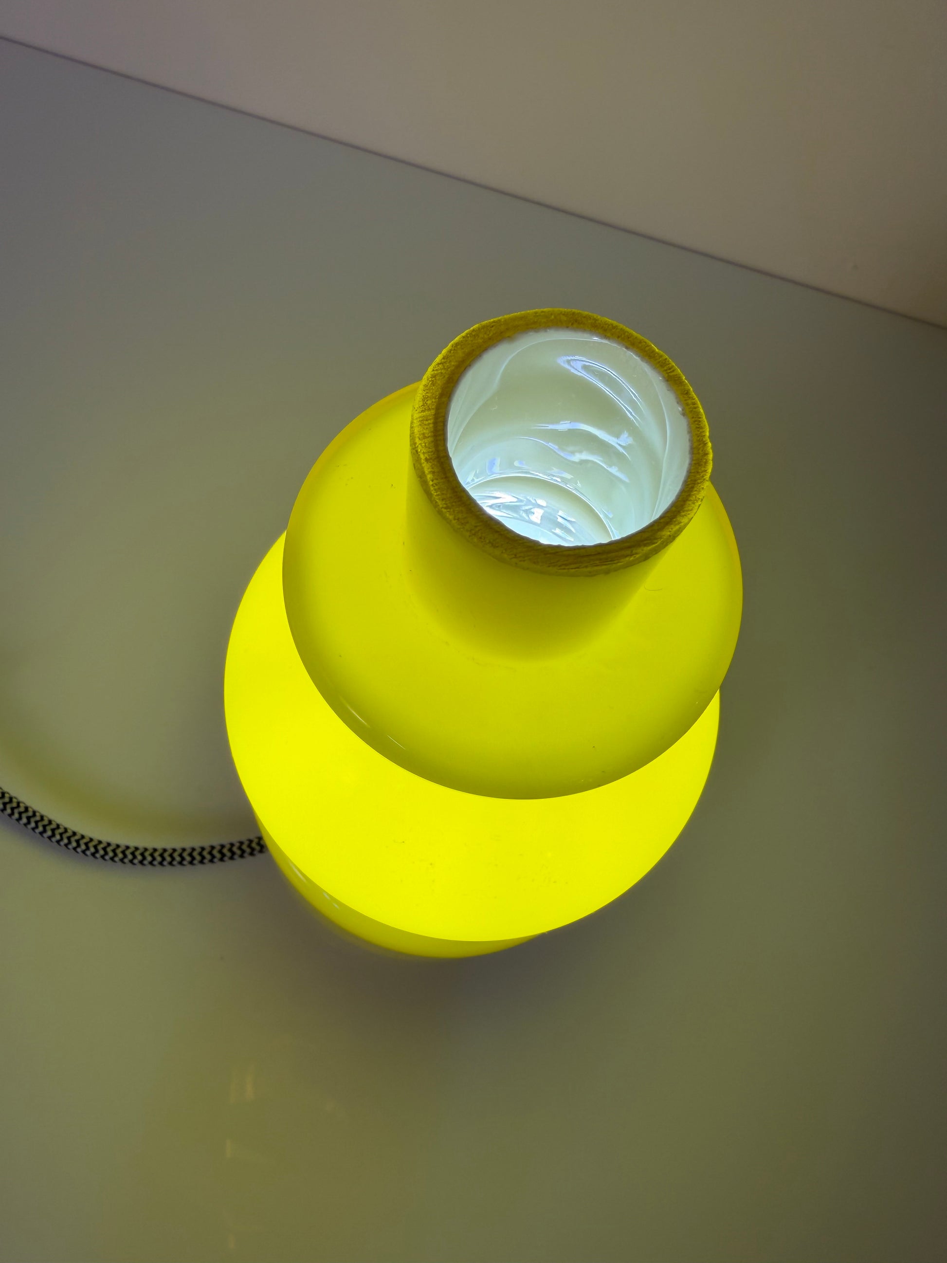 Tischlampe sonnengelb Opalglas