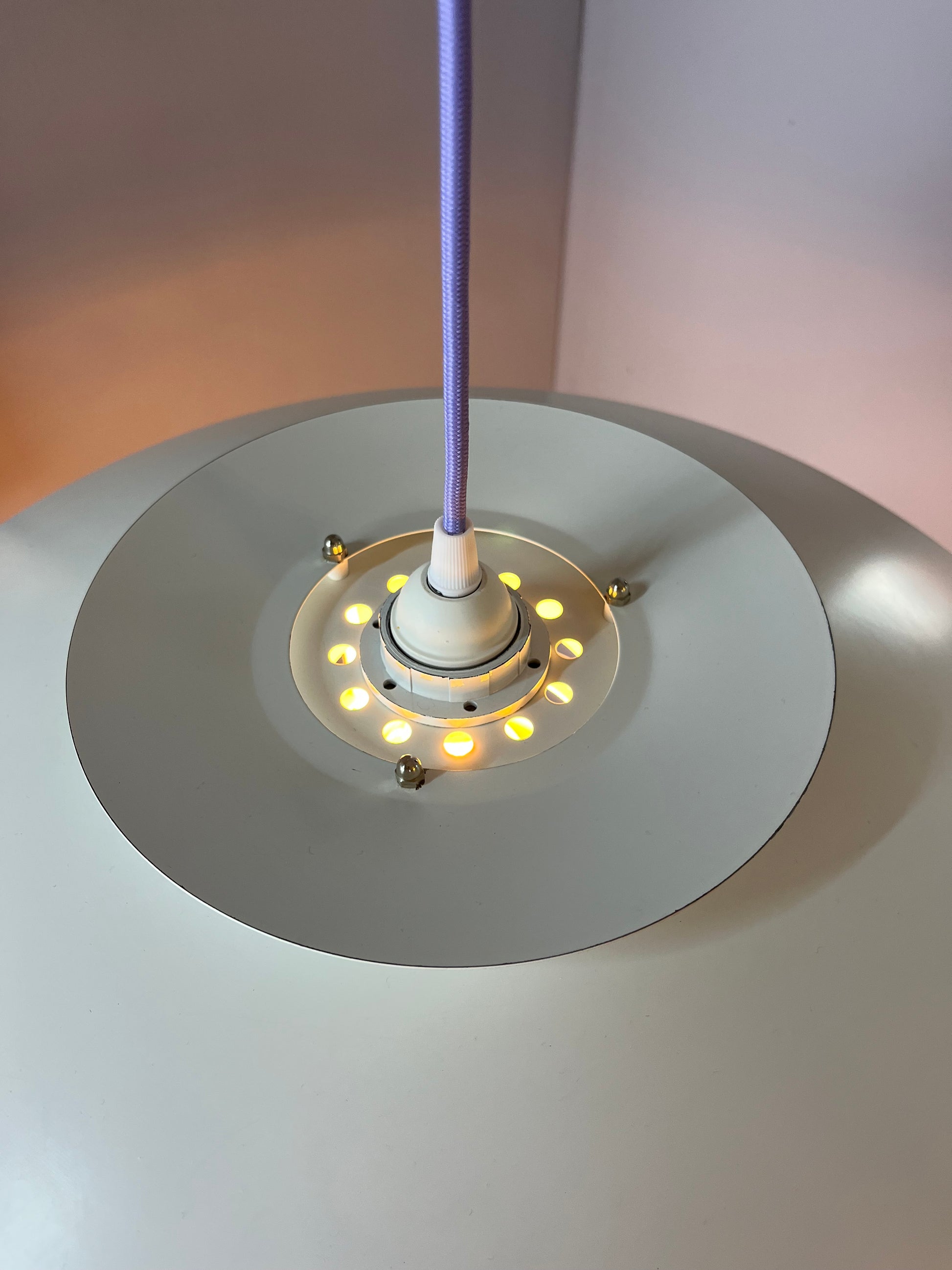 Lamellenlampe weiß lila von Formlight