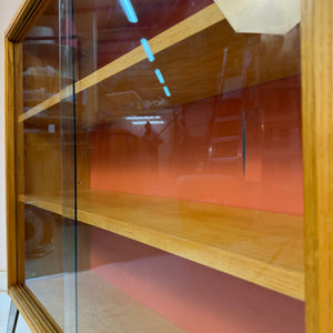 Vitrine Esche mit roter Rückwand & neuen Chromfüßen von Hellerau