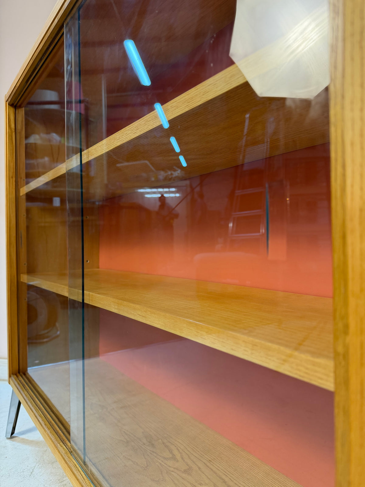 Vitrine Esche mit roter Rückwand & neuen Chromfüßen von Hellerau