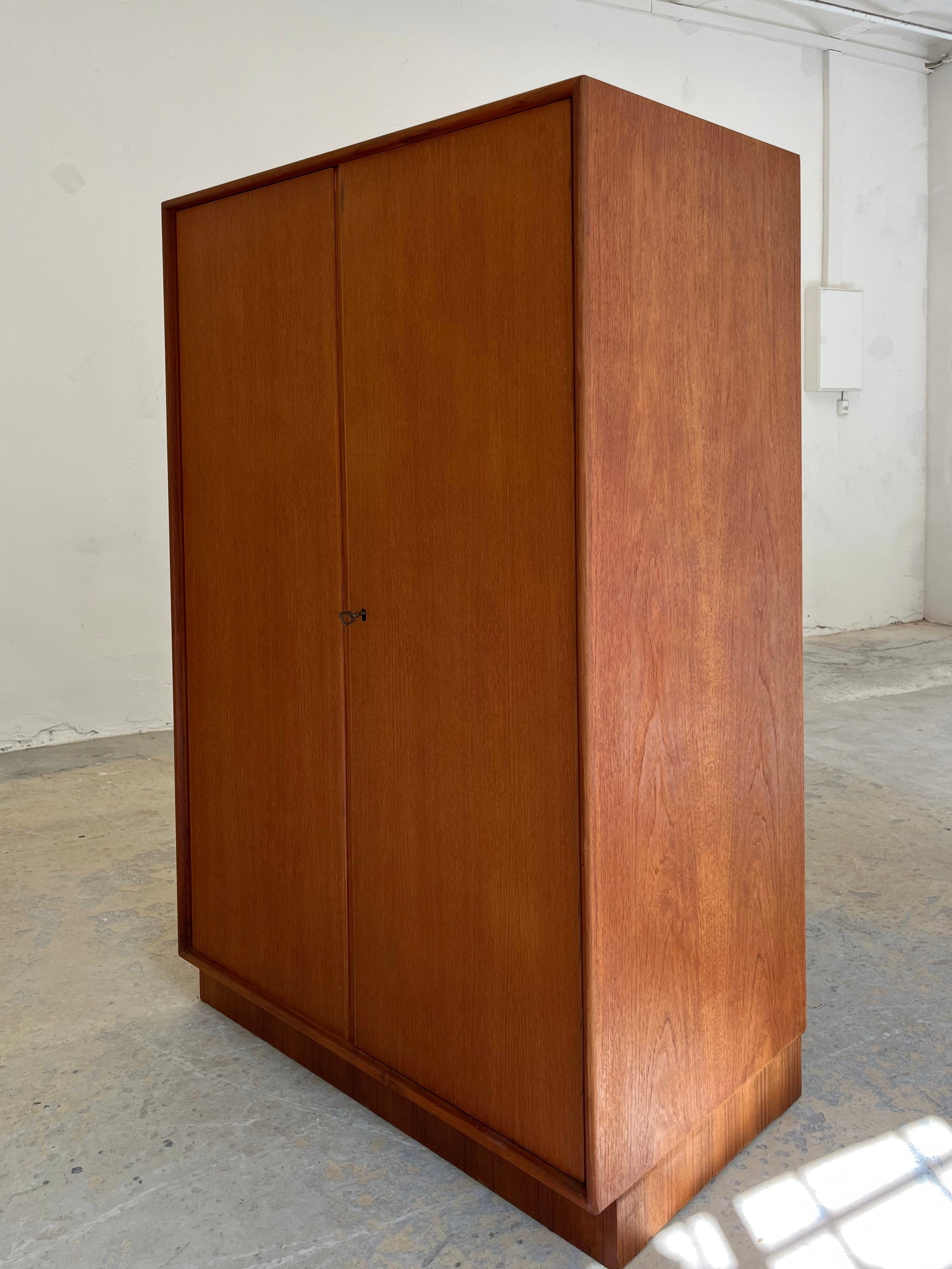 Großer Kleiderschrank Teak von rt Möbel