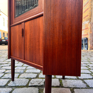 Eckschrank Teak mit Glastür und Schloss