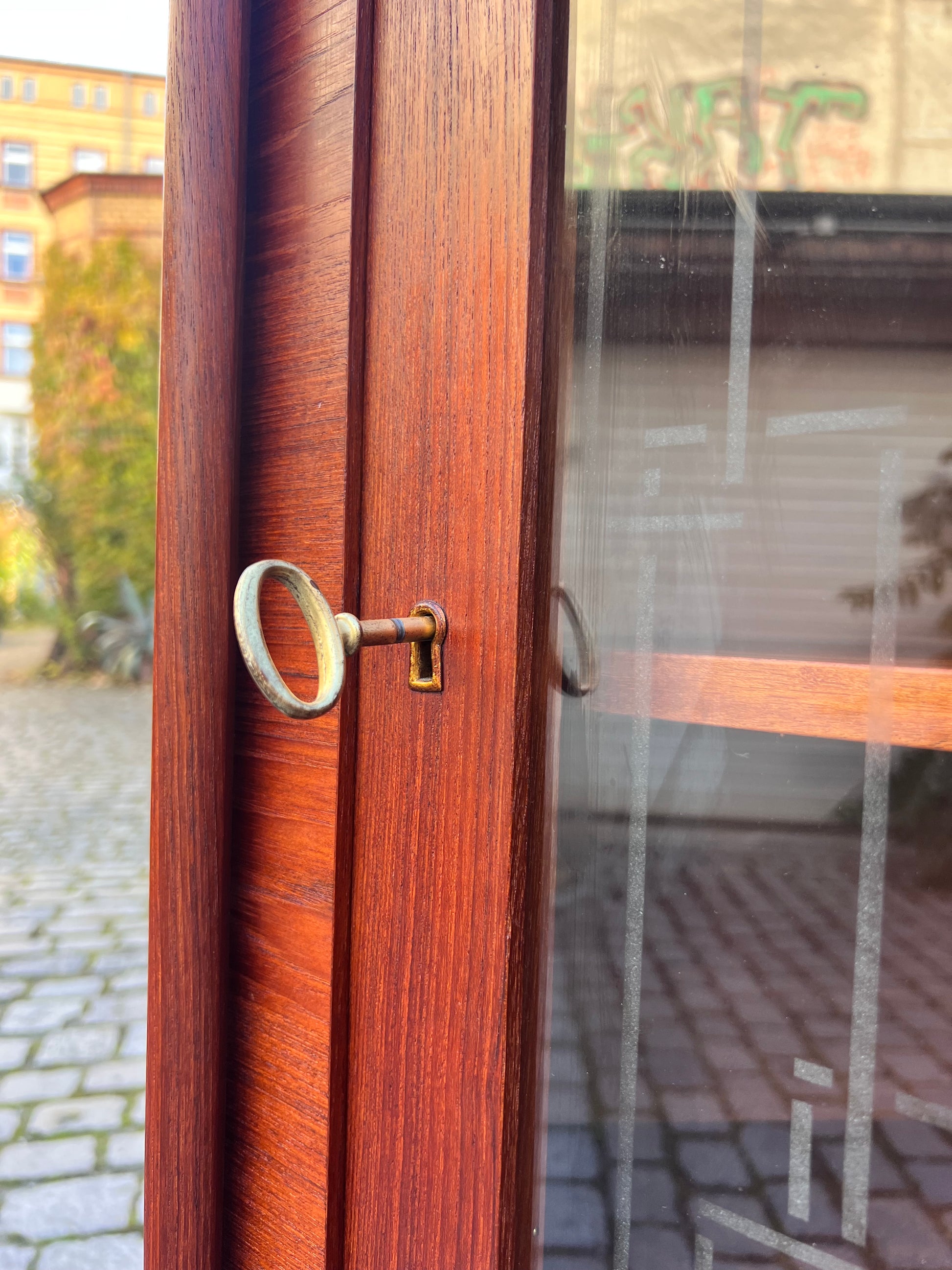 Eckschrank Teak mit Glastür und Schloss