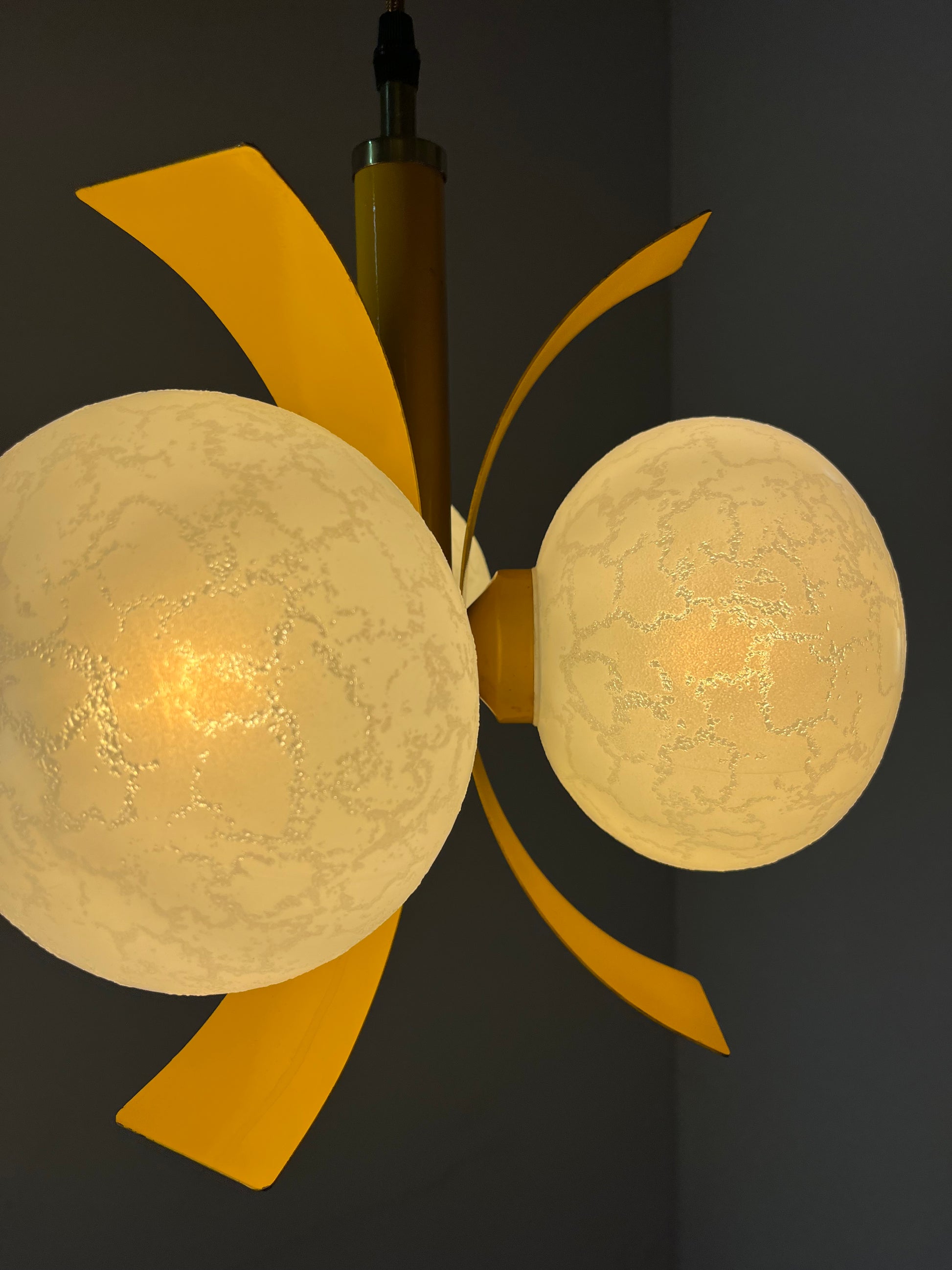 Hängelampe gelb weiß von Richard Essig