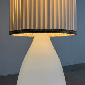 Stehlampe weiß mit Opalglasfuß und Plisseeschirm