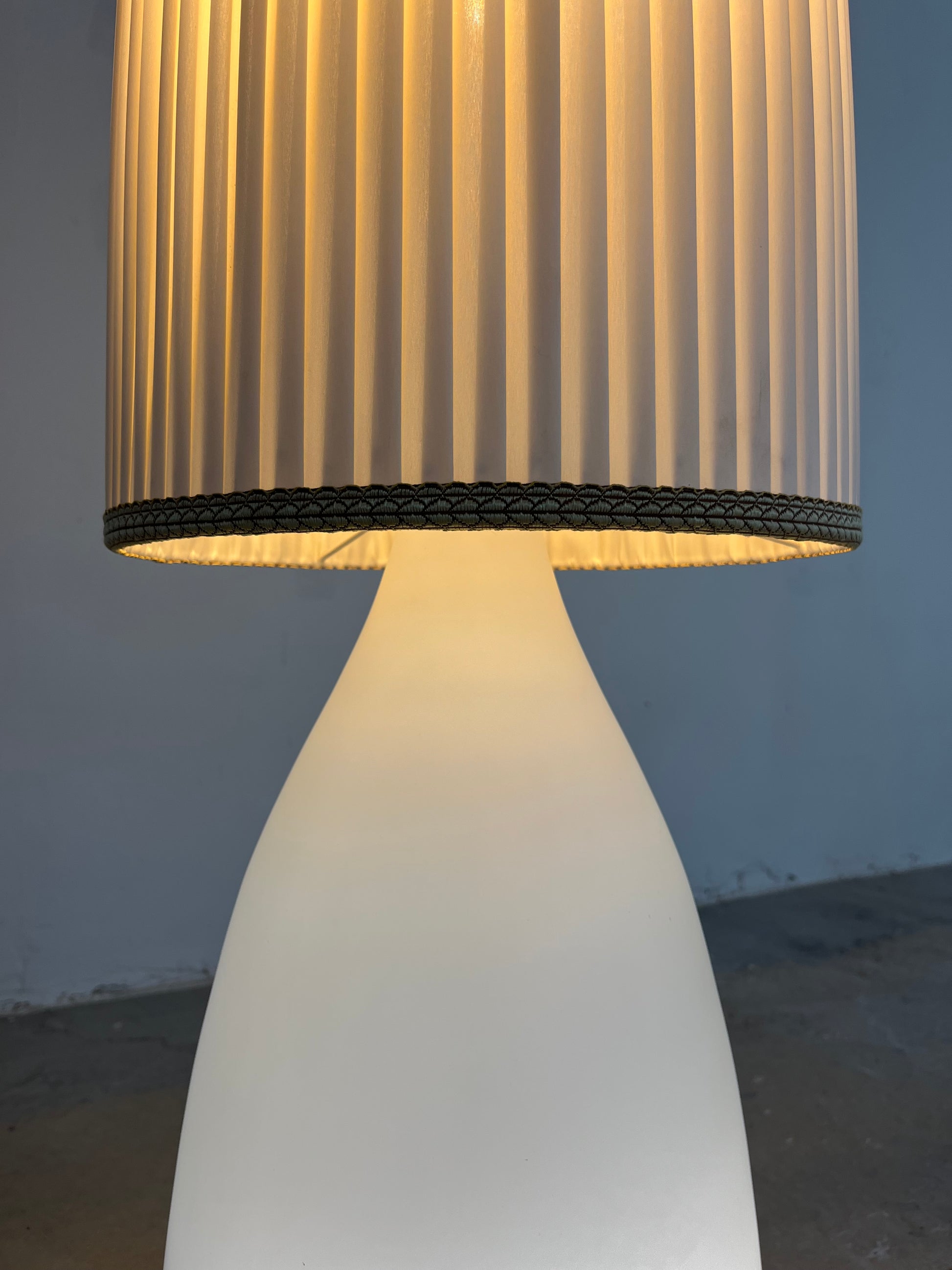 Stehlampe weiß mit Opalglasfuß und Plisseeschirm