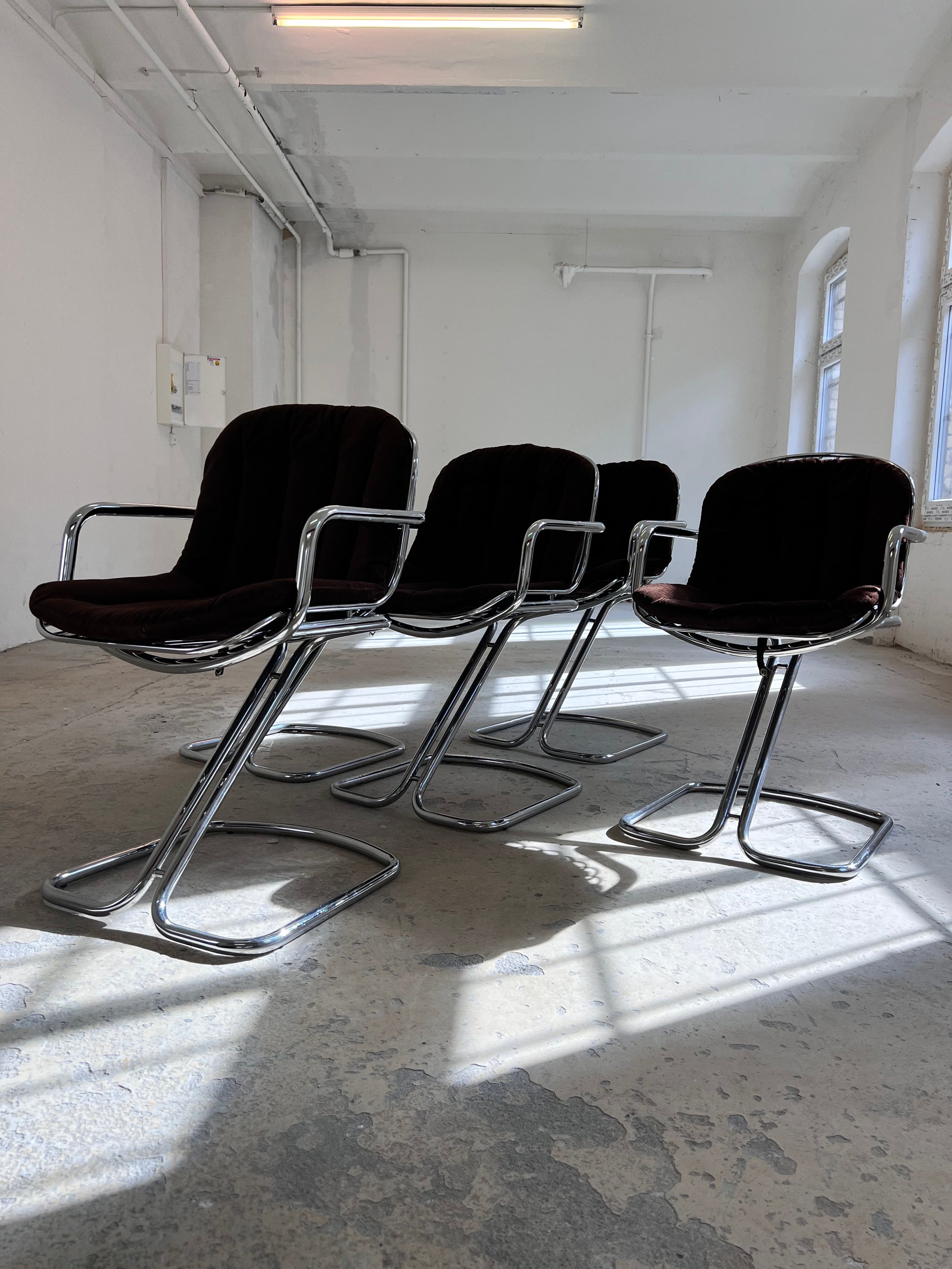 Freischwinger Chrom mit braunem Sitzkissen von Gastone Rinaldi für Rima