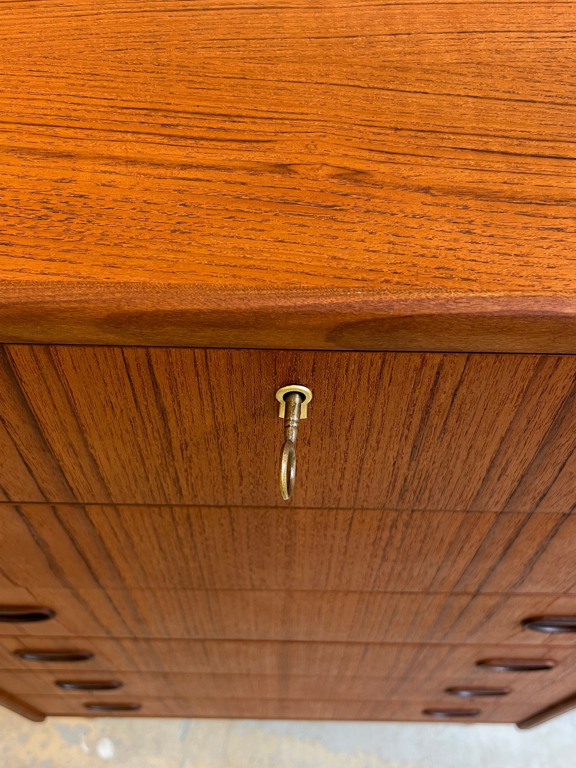 Kommode Teak mit Schloss aus Dänemark