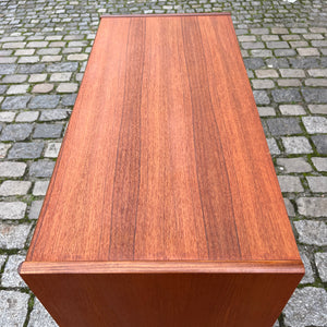 Kommode Teak mit durchgängigen Griffen