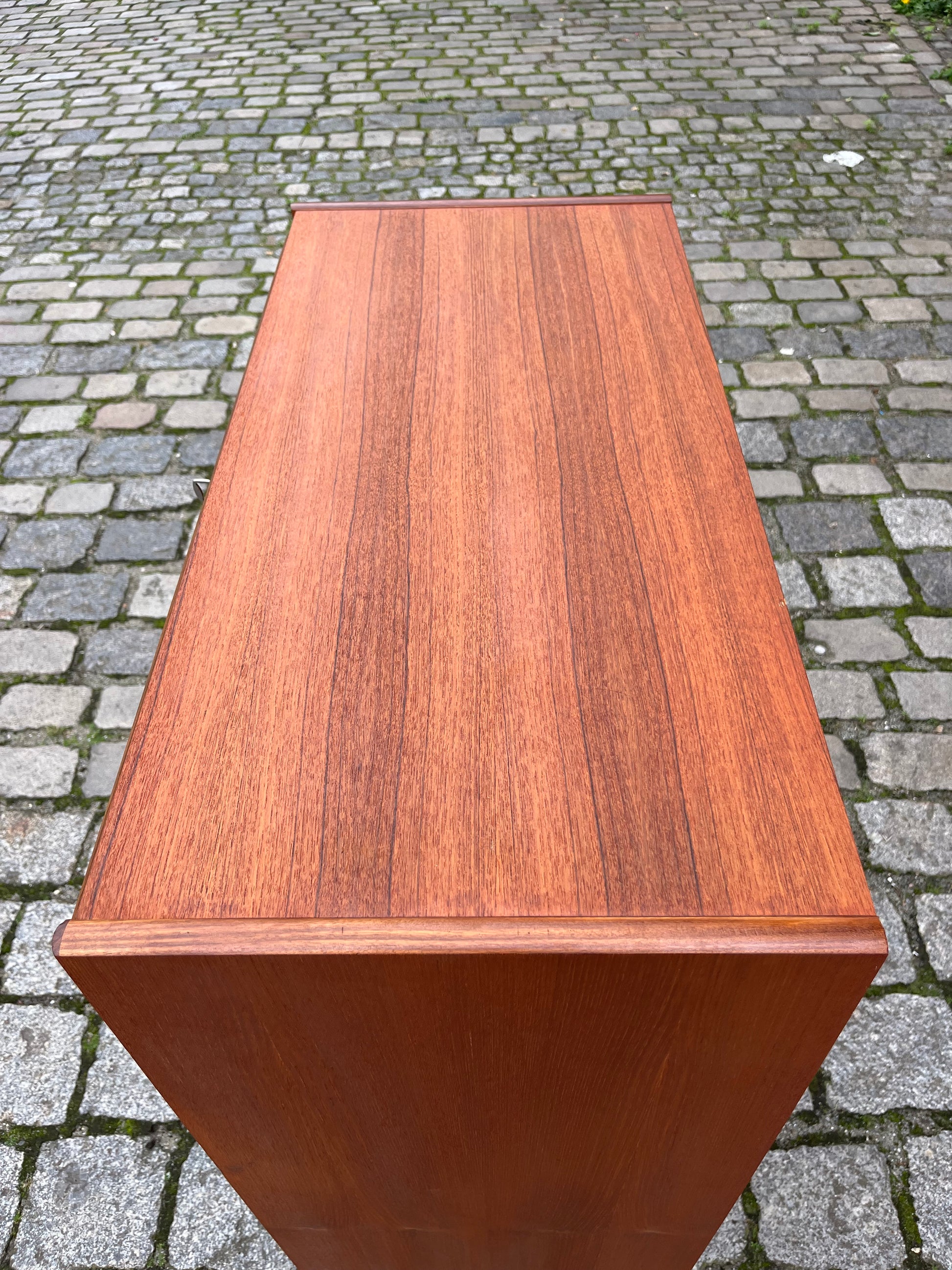 Kommode Teak mit durchgängigen Griffen