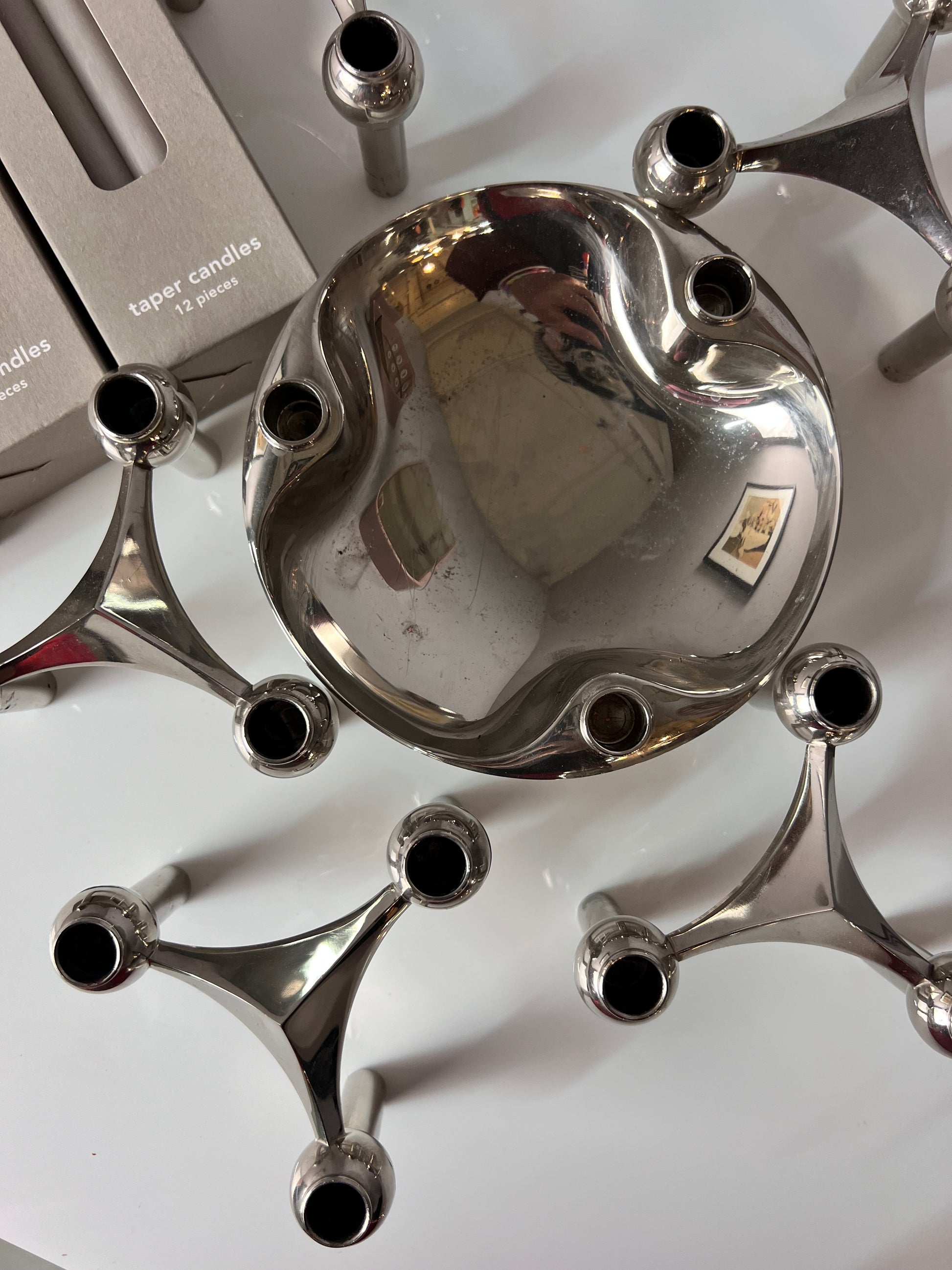 Set: 5 Kerzenständer und 1 Schale mit 3 Packungen Kerzen von Stoff & Nagel