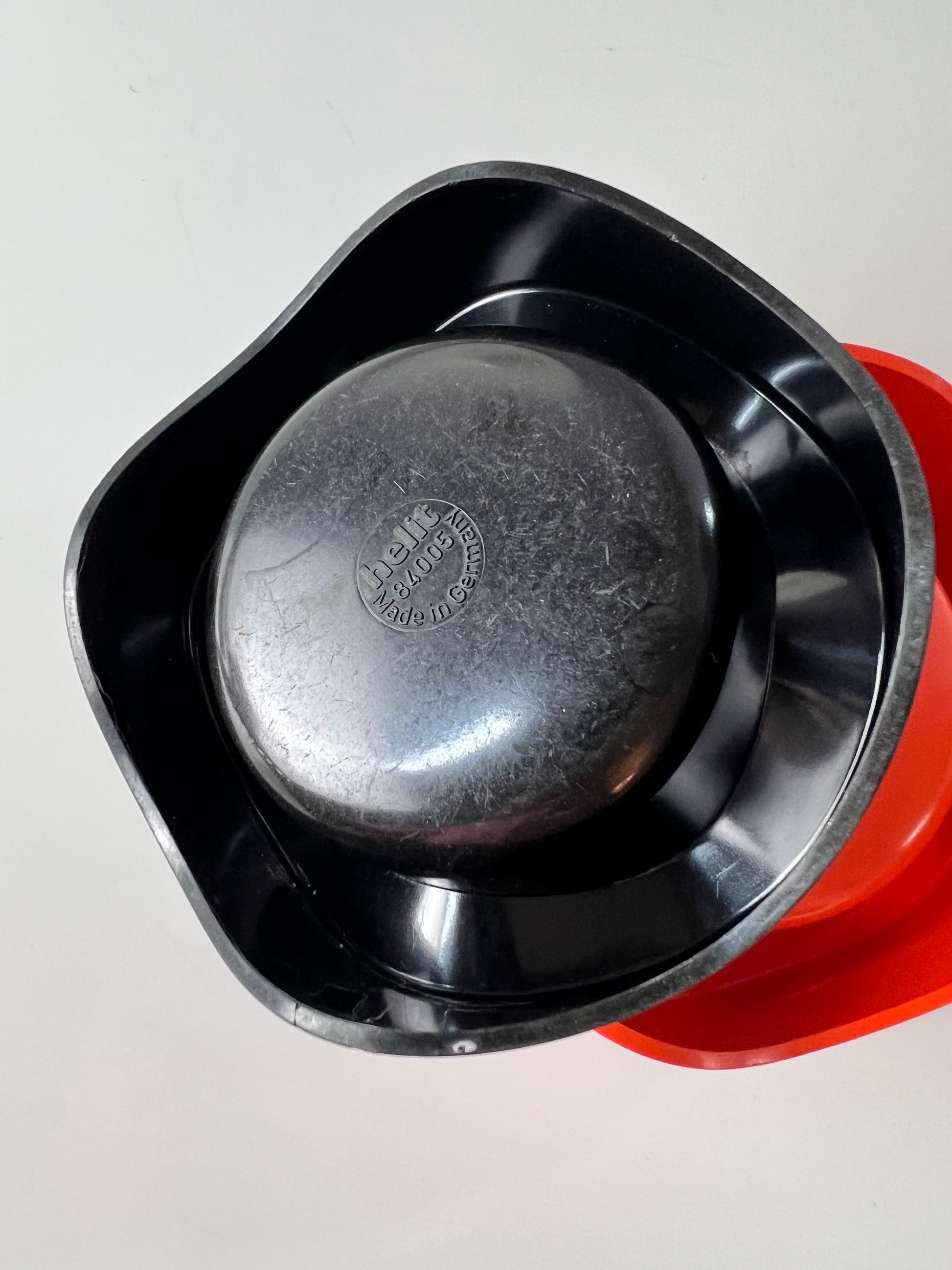 Set: 2 Aschenbecher schwarz rot von Walter Zeischegg für Helit