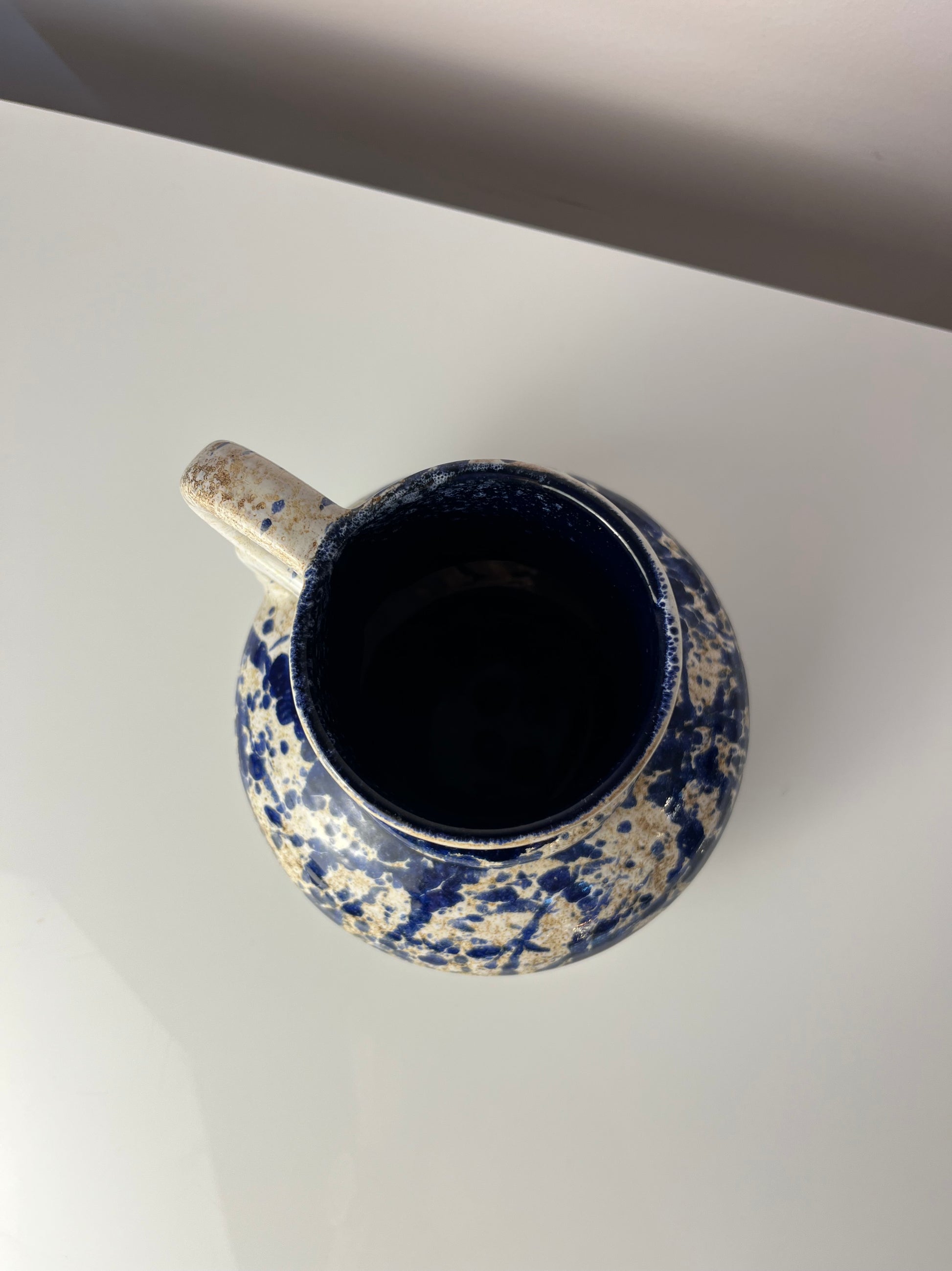 Karaffe blau gesprenkelt von Marei Keramik