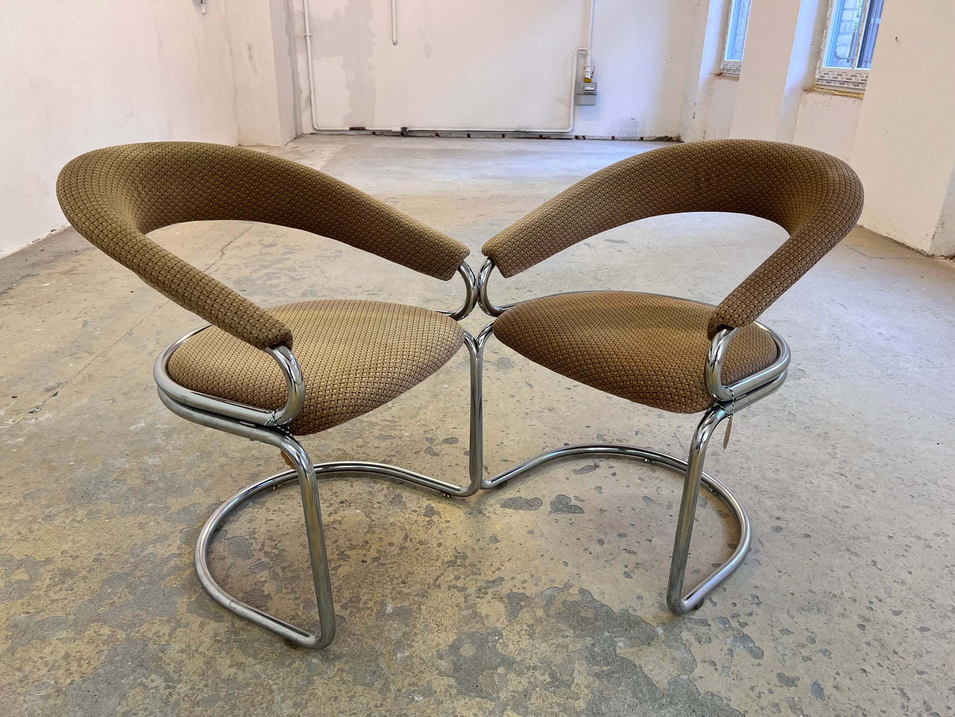 Freischwinger beige Chrom von Giotto Stoppino - mit kleinen Gebrauchsspuren