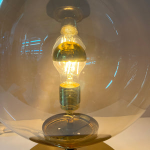 Tischlampe mit Glaskugel und Messingfuß