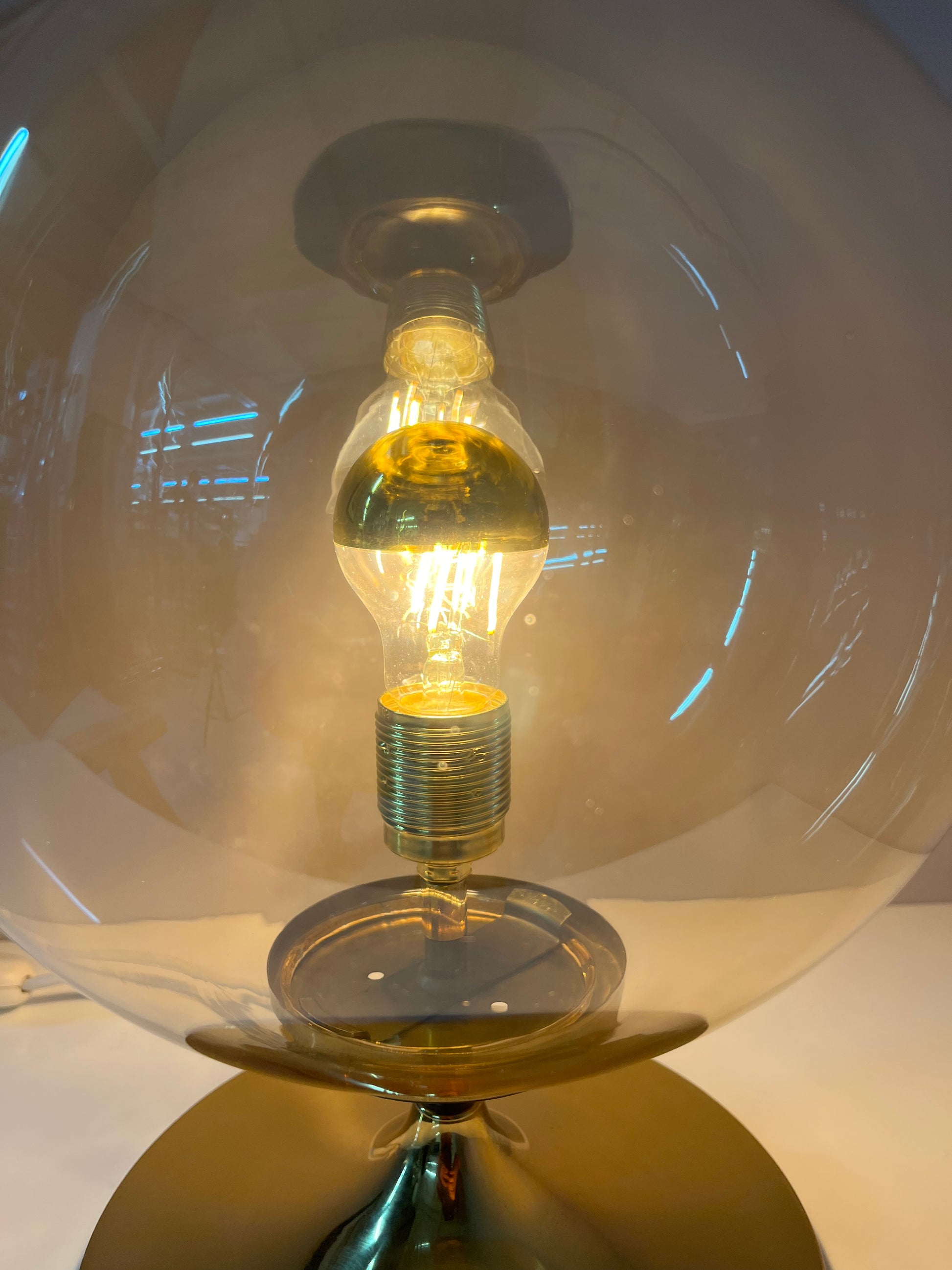 Tischlampe mit Glaskugel und Messingfuß