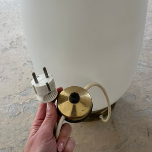 Stehlampe weiß mit Opalglasfuß und Plisseeschirm