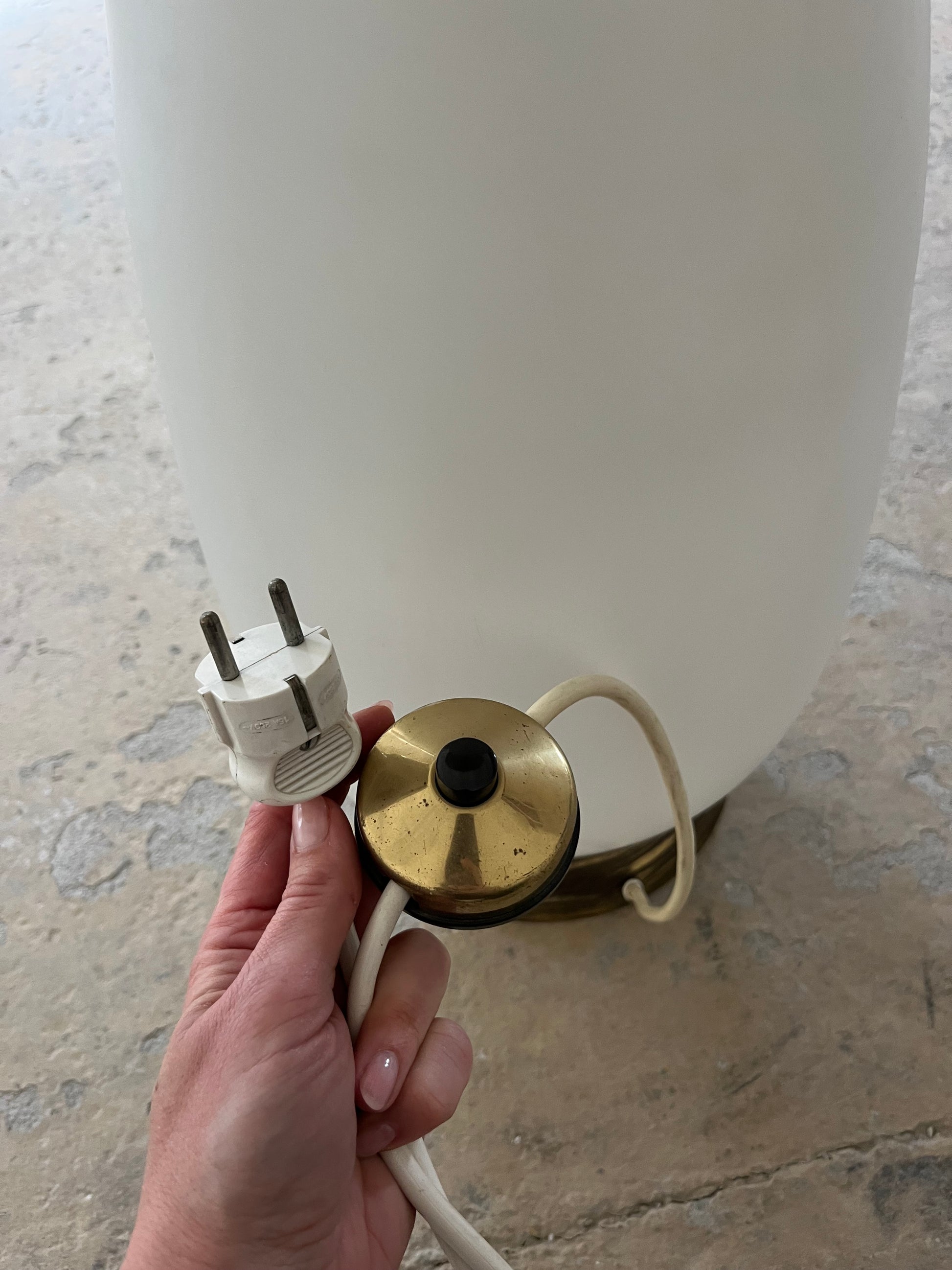 Stehlampe weiß mit Opalglasfuß und Plisseeschirm