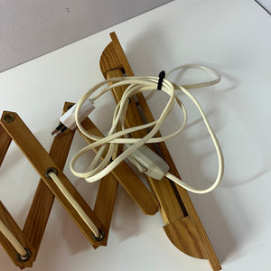 Scherenlampe beige Holz von Le Klint