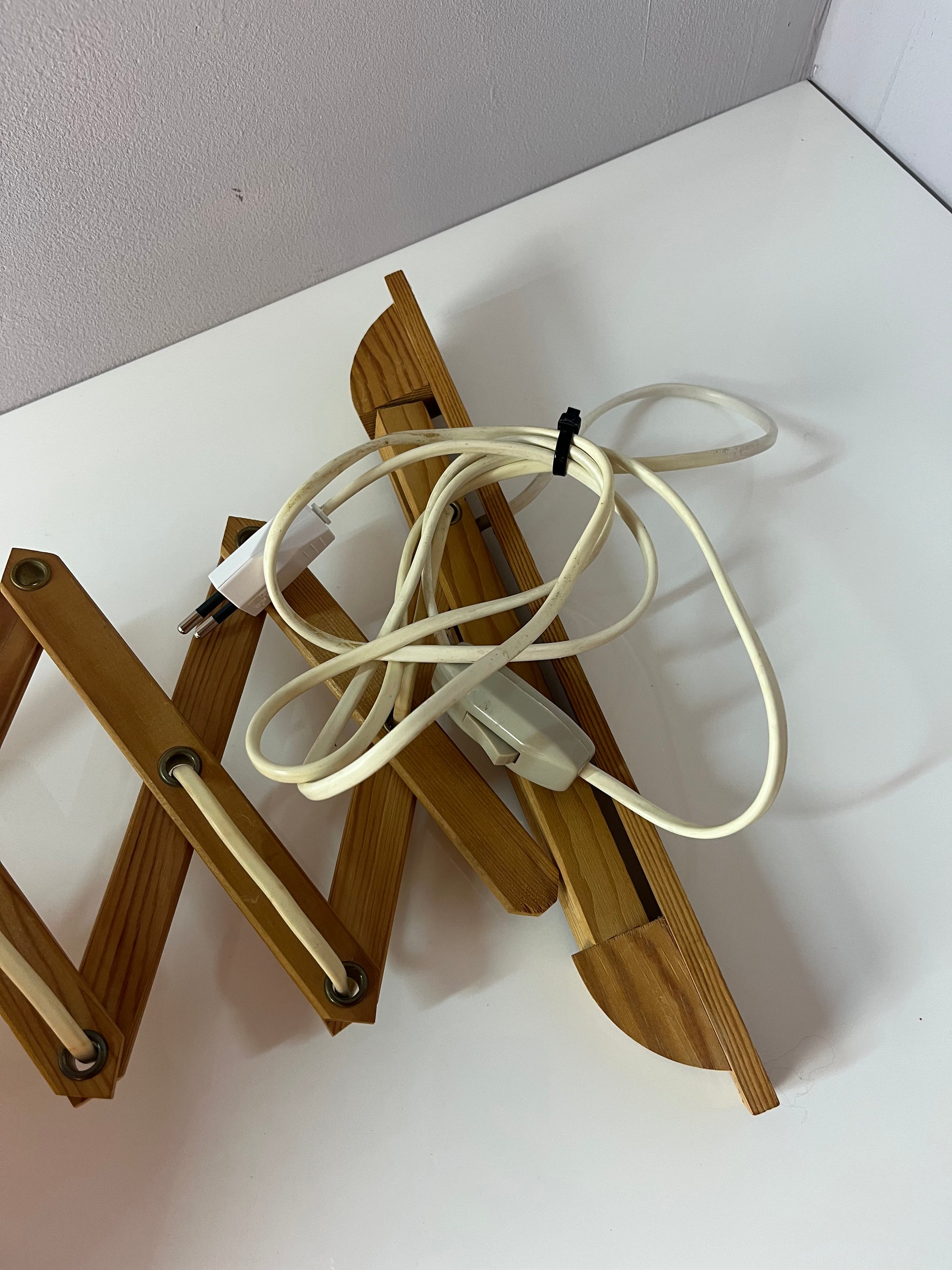 Scherenlampe beige Holz von Le Klint