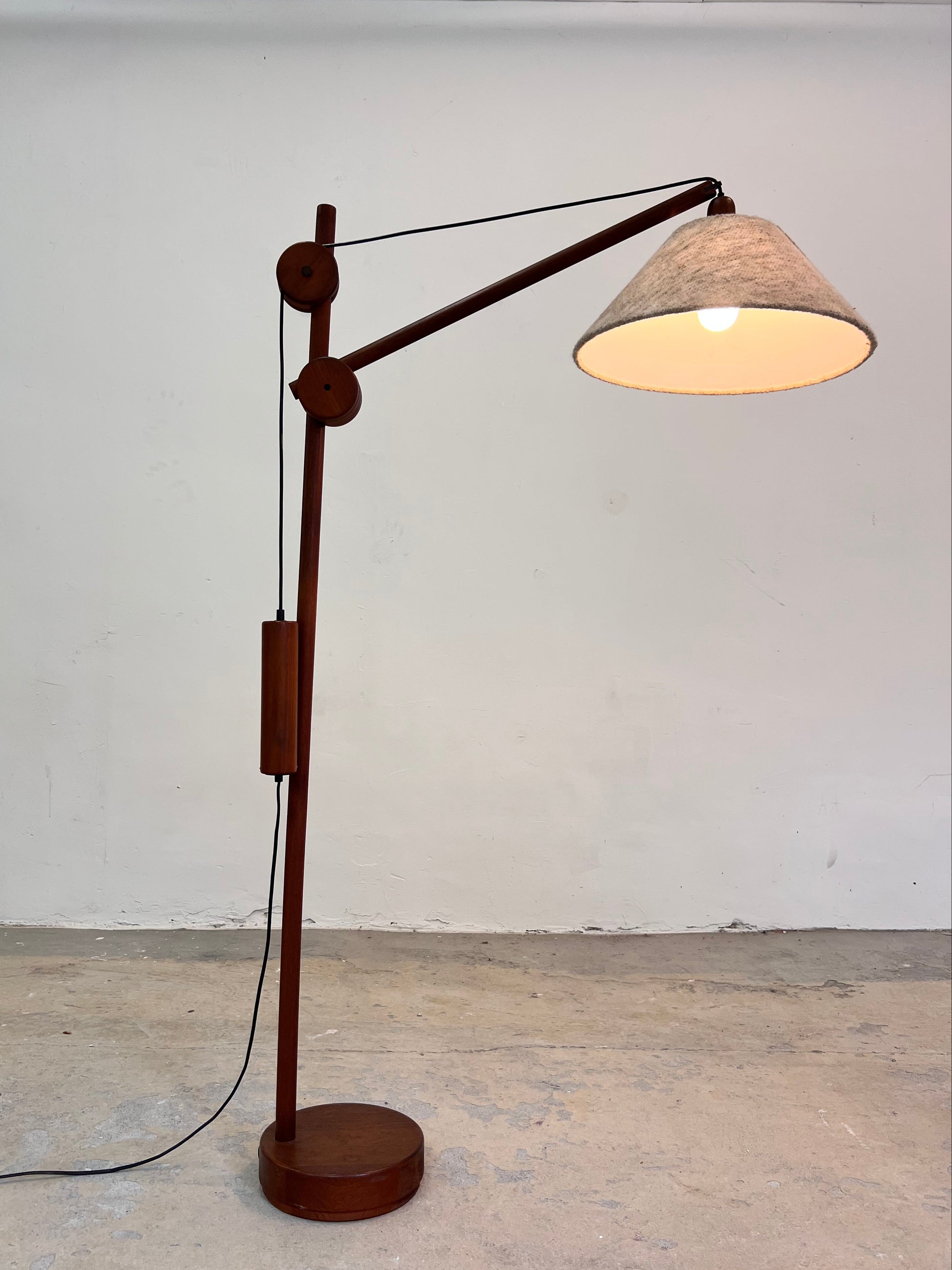 Stehlampe mit verstellbarem Arm & Gegengewicht aus Dänemark