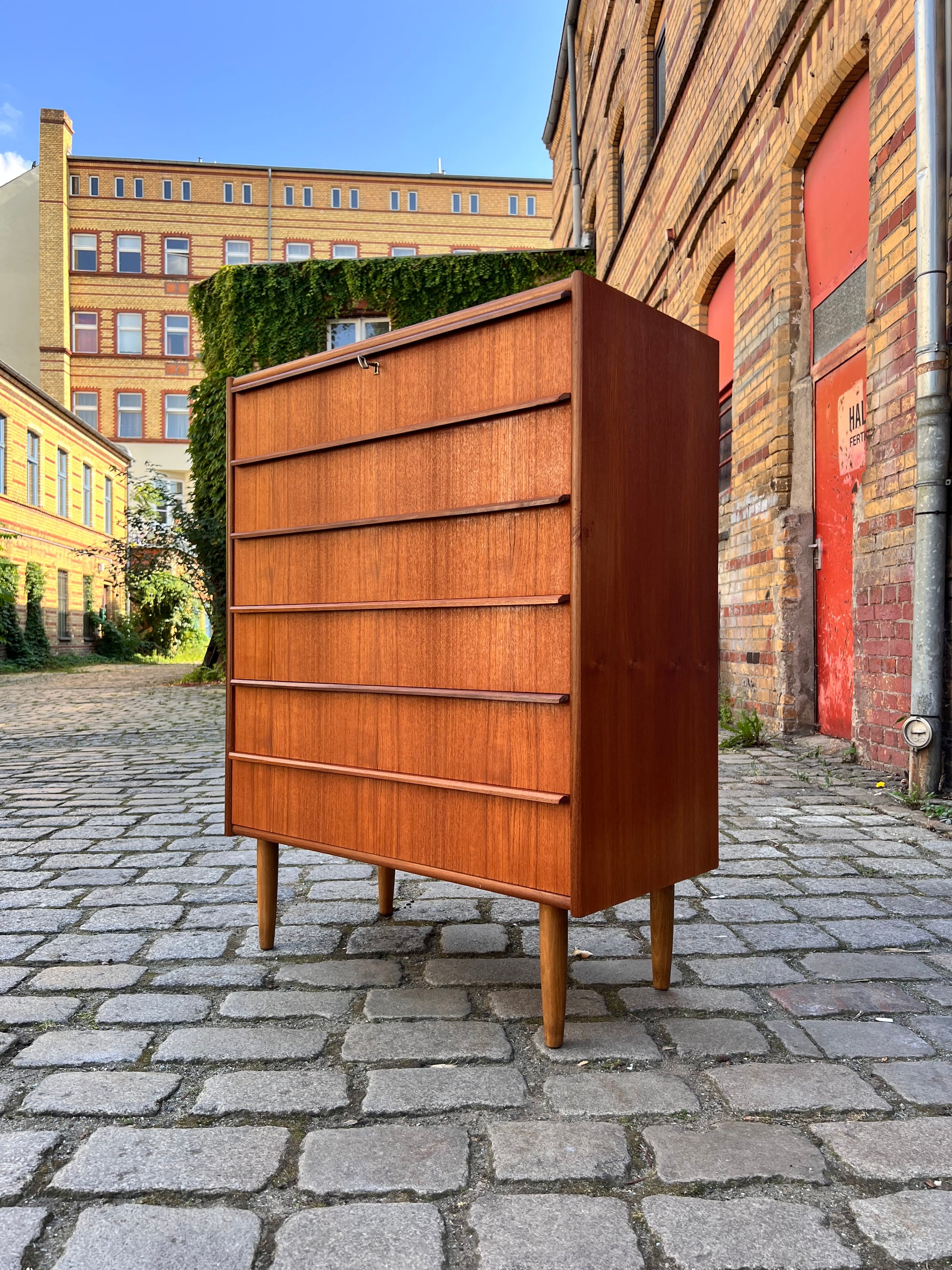 Kommode Teak mit durchgängigen Griffen