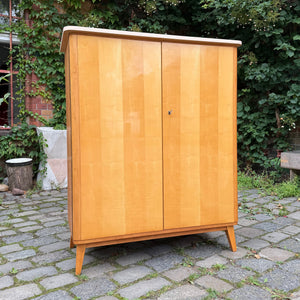Kleiderschrank Ahorn mit cremefarbener Deckplatte